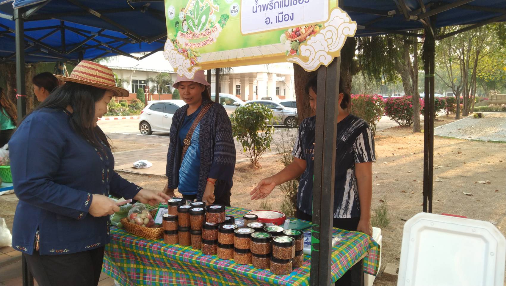นครพนม   จัดแสดงและจำหน่ายผลผลิต โคก หนอง นา “ตลาดนัดโคก หนอง นา และอาหารปลอดภัย” สู่ความยั่งยืน