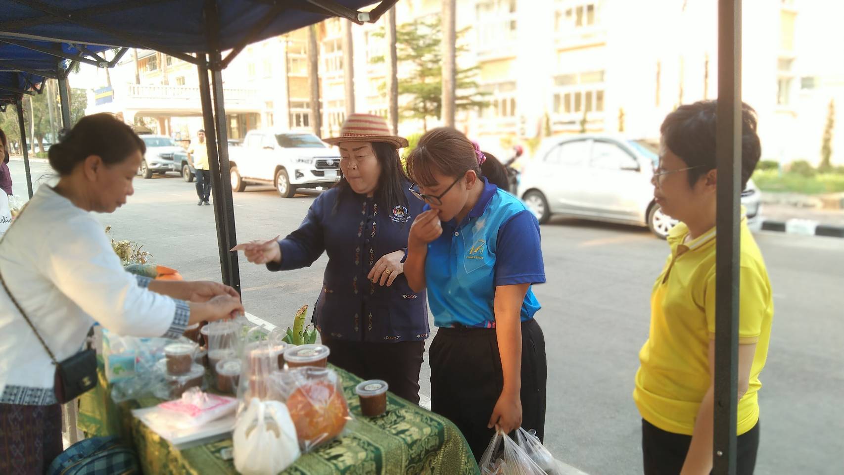 นครพนม   จัดแสดงและจำหน่ายผลผลิต โคก หนอง นา “ตลาดนัดโคก หนอง นา และอาหารปลอดภัย” สู่ความยั่งยืน