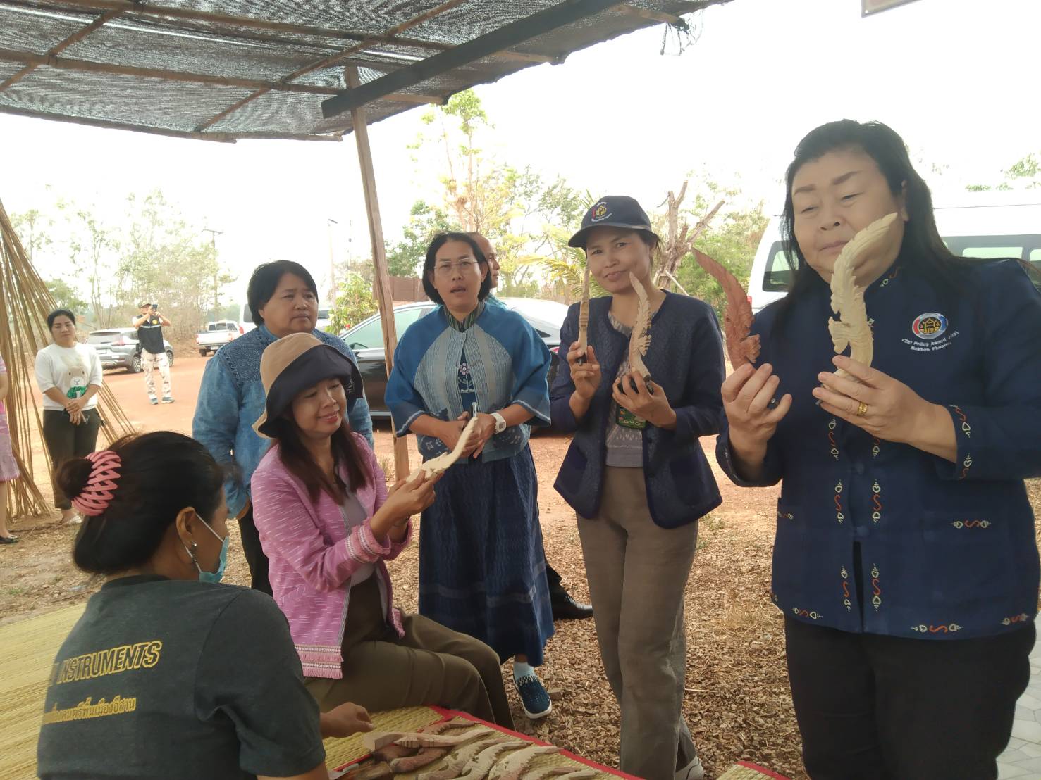 พ่อเมืองนครพนม    ลงพื้นที่ตรวจเยี่ยม หมู่บ้าน OTOP เพื่อการท่องเที่ยวบ้านท่าเรือ ตำบลท่าเรือ อำเภอนาหว้า จังหวัดนครพนม