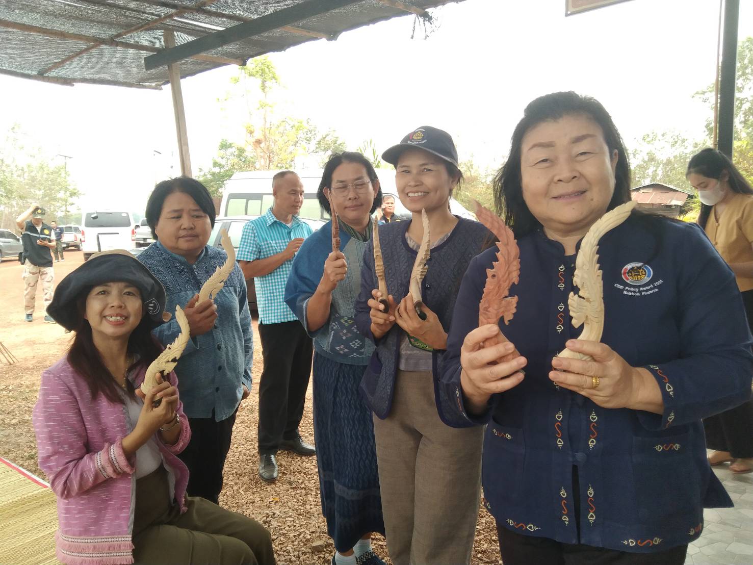 พ่อเมืองนครพนม    ลงพื้นที่ตรวจเยี่ยม หมู่บ้าน OTOP เพื่อการท่องเที่ยวบ้านท่าเรือ ตำบลท่าเรือ อำเภอนาหว้า จังหวัดนครพนม