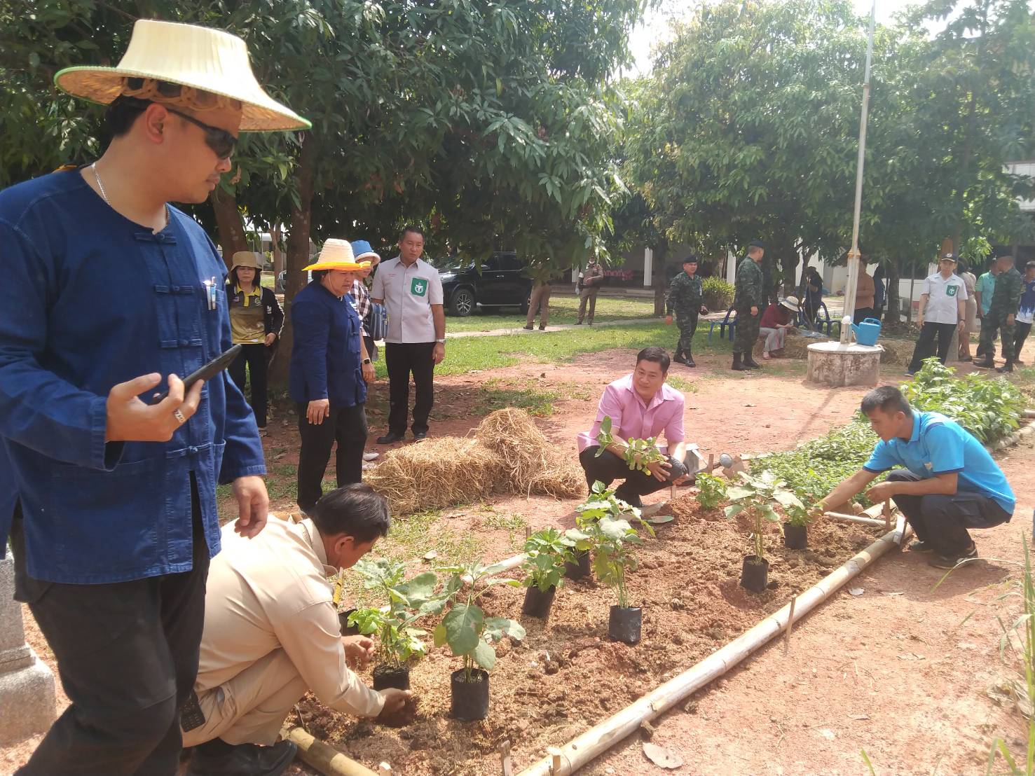 พ่อเมืองนครพนม   ลงพื้นที่ติดตามกิจกรรมปลูกผักสวนครัวจากศาสนสถานสู่ชุมชน หลัก “บวร” (บ้าน-วัด-โรงเรียน) ตามโครงการน้อมนำแนวพระราชดำริสมเด็จพระกนิษฐาธิราชเจ้า กรมสมเด็จพระเทพรัตนราชสุดาฯ สยามบรมราชกุมารี สู่ปฏิบัติการปลูกผักสวนครัว เพื่อสร้างความมั่นคงทางอาหาร พื้นที่อำเภอบ้านแพง