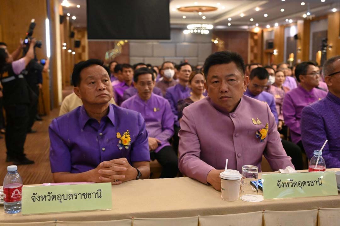 จังหวัดนครพนม   ร่วมประชุมแนวทางการขับเคลื่อนงานตามโครงการอบรมเพิ่มประสิทธิภาพผู้นำในการเสริมสร้างบทบาทของหมู่บ้านสู่การพัฒนาประเทศอย่างยั่งยืน ประจำปีงบประมาณ พ.ศ. 2567 รวม 20 จังหวัดภาคอีสาน ปลัด มท. มอบนโนบาย ย้ำเป็น “ราชสีห์ผู้ภักดีของแผ่นดิน” ทำหน้าที่ผู้นำการบำบัดทุกข์ บำรุงสุข แบบบูรณาการให้สำเร็จ มุ่งมั่นทำงาน “ด้วยน้ำใจ” และมีจิตวิญญาณในการทำประโยชน์เพื่อพี่น้องประชาชน
