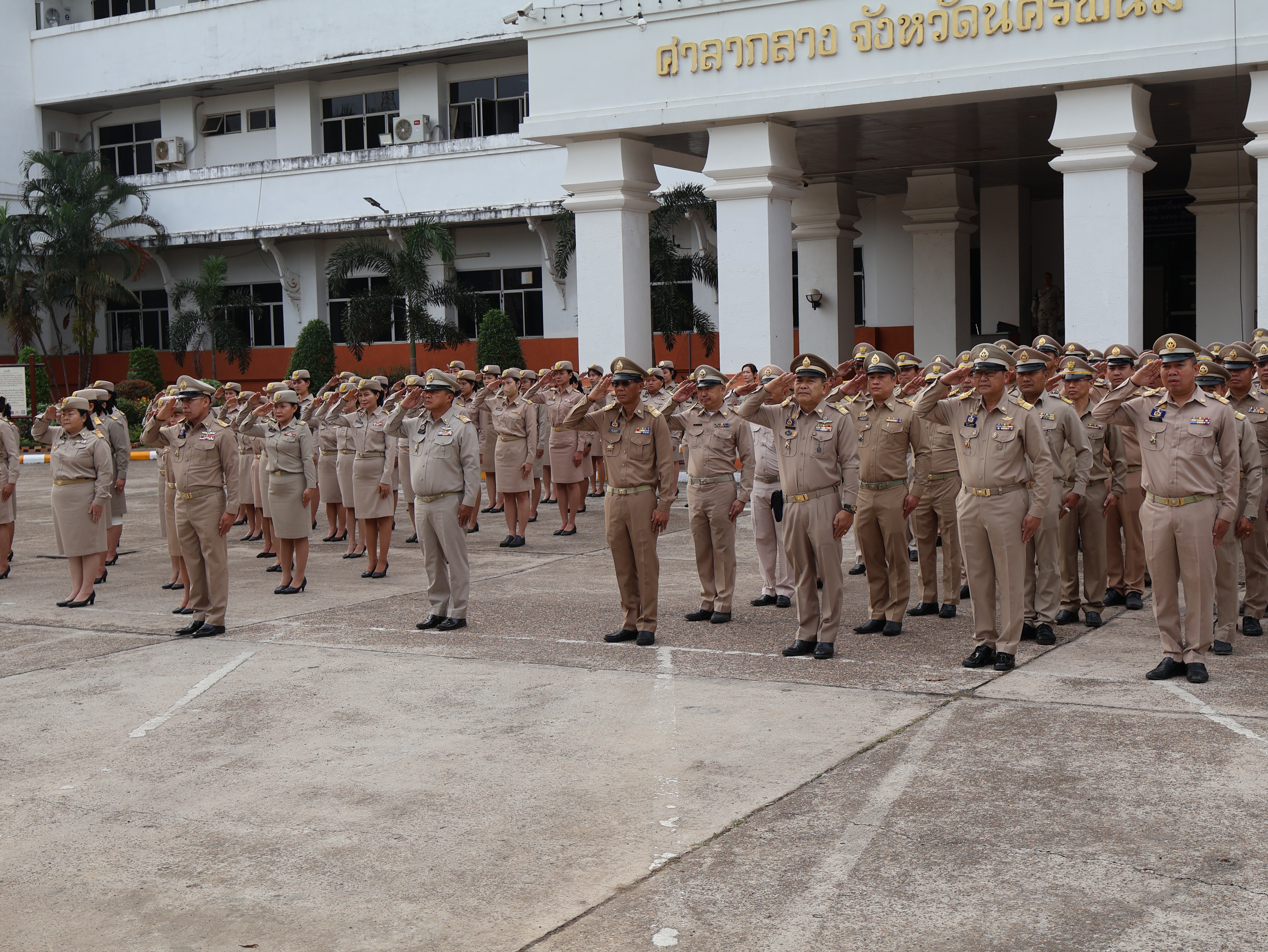 พช.นครพนม   ร่วมกิจกรรมเคารพธงชาติ สวดมนต์ไหว้พระ สร้างสำนึกรักและภาคภูมิใจในชาติไทย