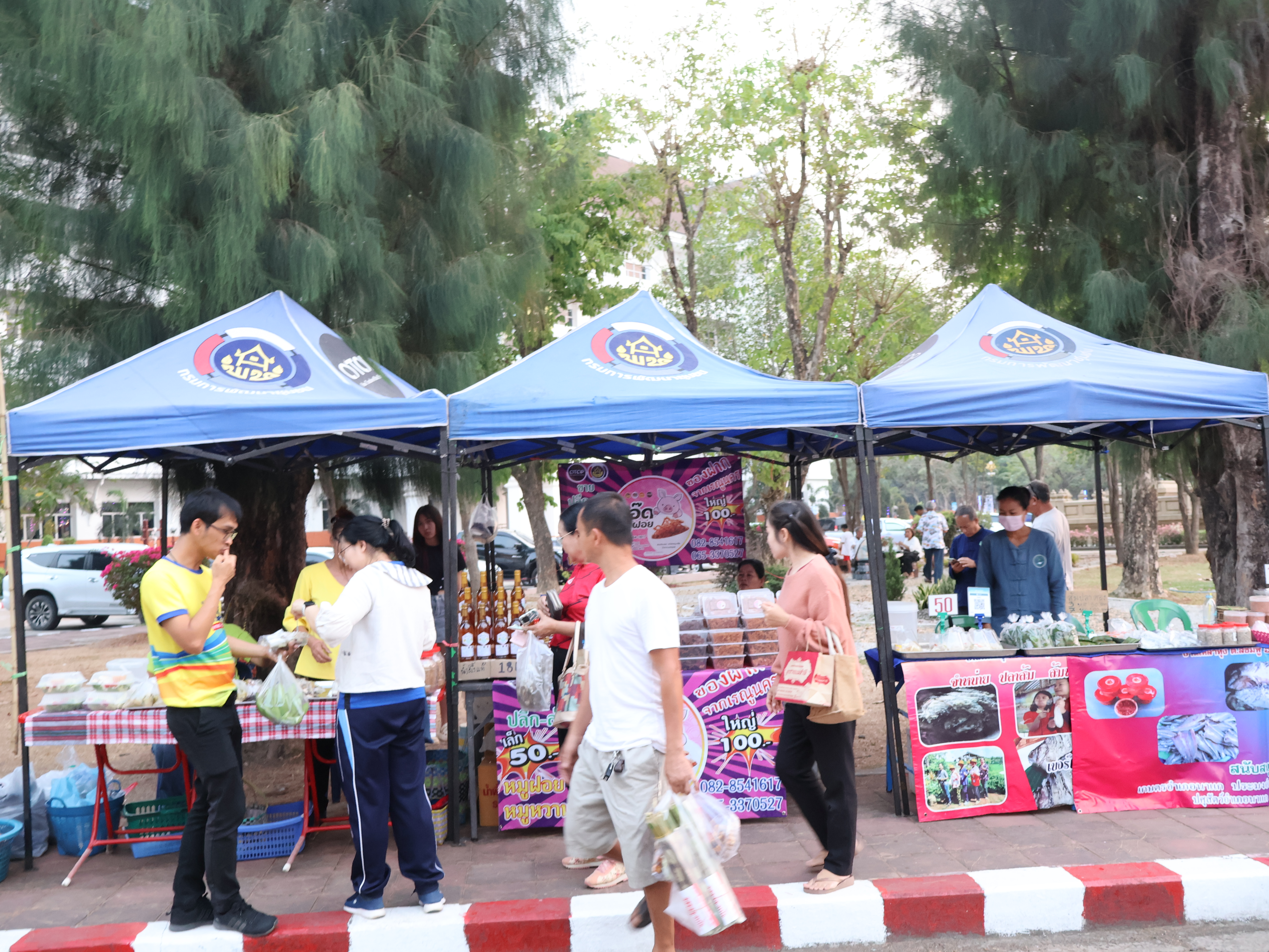 นครพนม   จัดแสดงและจำหน่ายผลผลิต โคก หนอง นา “ตลาดนัดโคก หนอง นา และอาหารปลอดภัย” สู่ความยั่งยืน