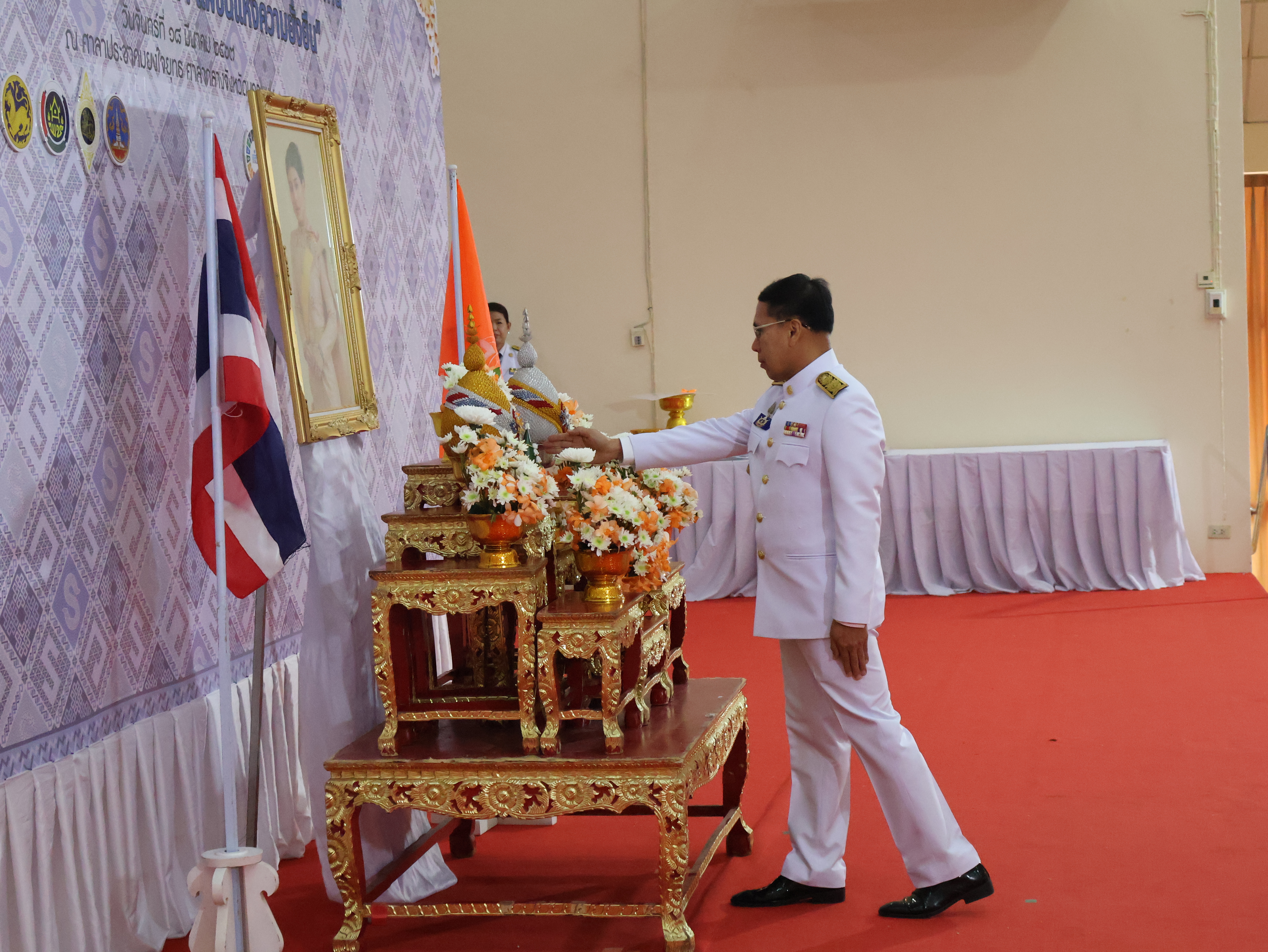 จังหวัดนครพนม   จัดพิธีมอบแบบลายผ้าพระราชทาน “ผ้าลายสิริวชิราภรณ์” “ผ้าลายชบาปัตตานี” และเครื่องหมายรับรองสินค้าแฟชั่นและหัตถกรรมพระราชทาน “Sustainable Fashion : แฟชั่นแห่งความยั่งยืน” ให้กับช่างทอผ้าทุกกลุ่ม ทุกเทคนิค เพื่อพัฒนาคุณภาพชีวิตประชาชนอย่างยั่งยืน
