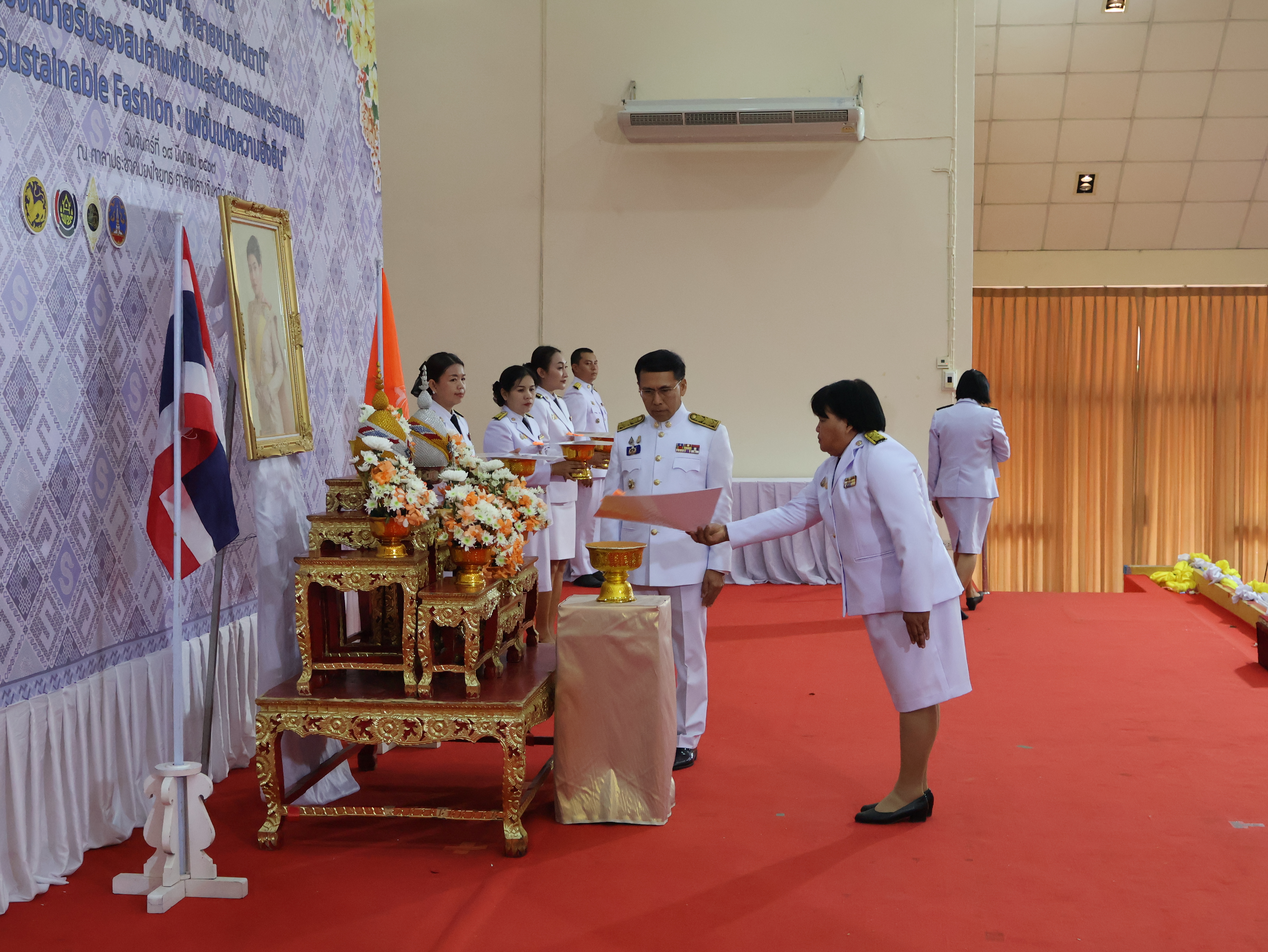 จังหวัดนครพนม   จัดพิธีมอบแบบลายผ้าพระราชทาน “ผ้าลายสิริวชิราภรณ์” “ผ้าลายชบาปัตตานี” และเครื่องหมายรับรองสินค้าแฟชั่นและหัตถกรรมพระราชทาน “Sustainable Fashion : แฟชั่นแห่งความยั่งยืน” ให้กับช่างทอผ้าทุกกลุ่ม ทุกเทคนิค เพื่อพัฒนาคุณภาพชีวิตประชาชนอย่างยั่งยืน