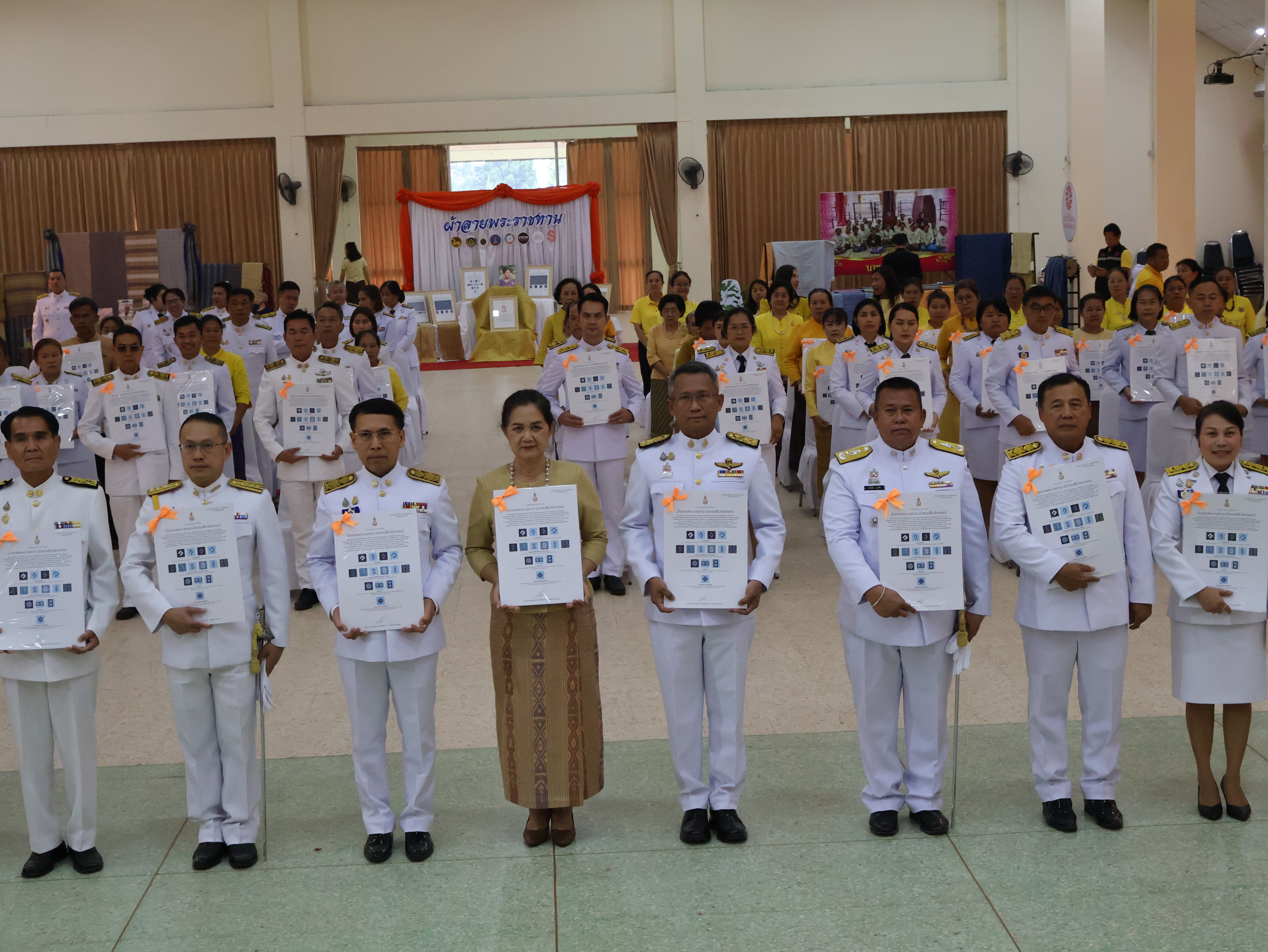 จังหวัดนครพนม   จัดพิธีมอบแบบลายผ้าพระราชทาน “ผ้าลายสิริวชิราภรณ์” “ผ้าลายชบาปัตตานี” และเครื่องหมายรับรองสินค้าแฟชั่นและหัตถกรรมพระราชทาน “Sustainable Fashion : แฟชั่นแห่งความยั่งยืน” ให้กับช่างทอผ้าทุกกลุ่ม ทุกเทคนิค เพื่อพัฒนาคุณภาพชีวิตประชาชนอย่างยั่งยืน