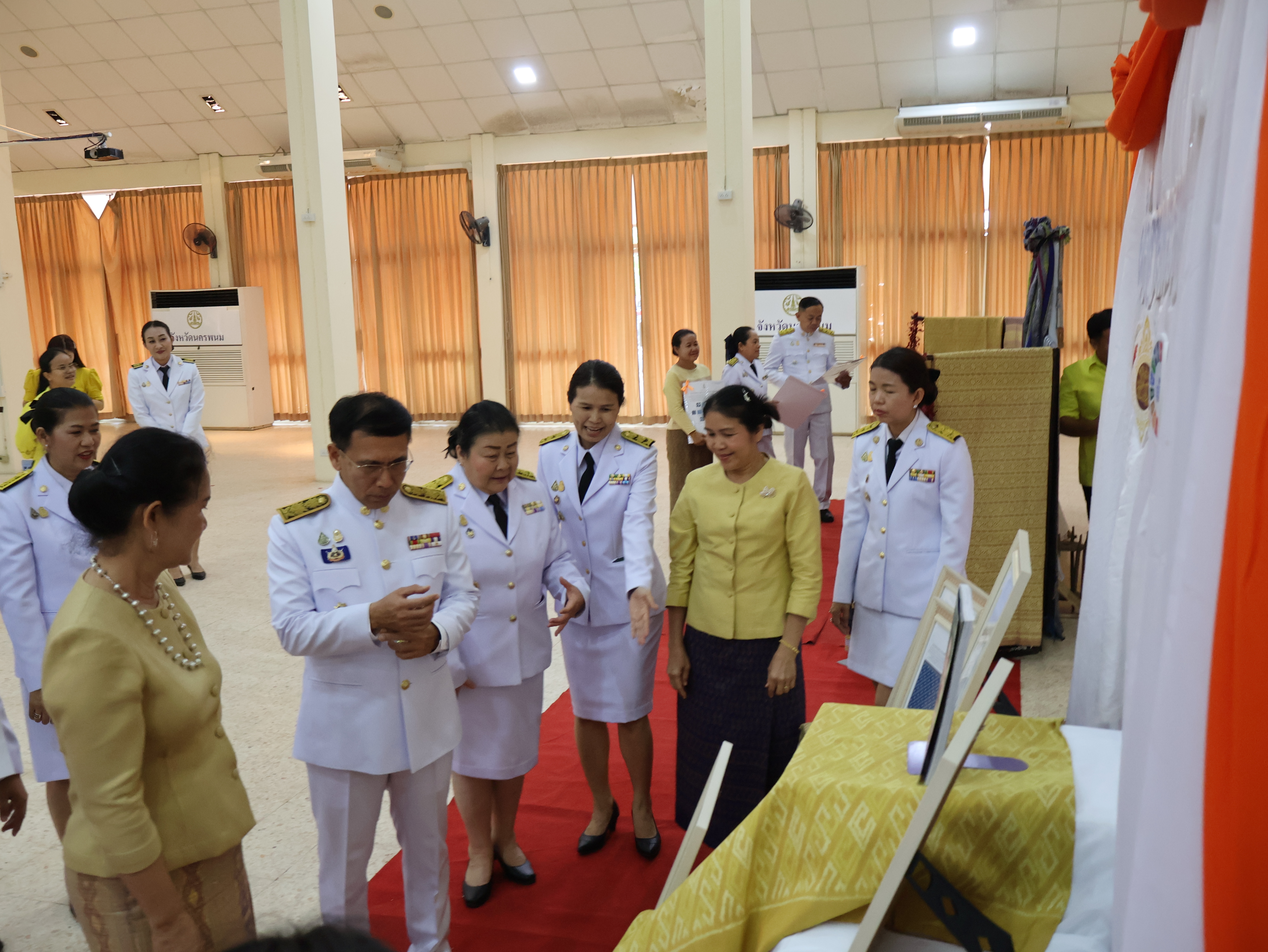 จังหวัดนครพนม   จัดพิธีมอบแบบลายผ้าพระราชทาน “ผ้าลายสิริวชิราภรณ์” “ผ้าลายชบาปัตตานี” และเครื่องหมายรับรองสินค้าแฟชั่นและหัตถกรรมพระราชทาน “Sustainable Fashion : แฟชั่นแห่งความยั่งยืน” ให้กับช่างทอผ้าทุกกลุ่ม ทุกเทคนิค เพื่อพัฒนาคุณภาพชีวิตประชาชนอย่างยั่งยืน