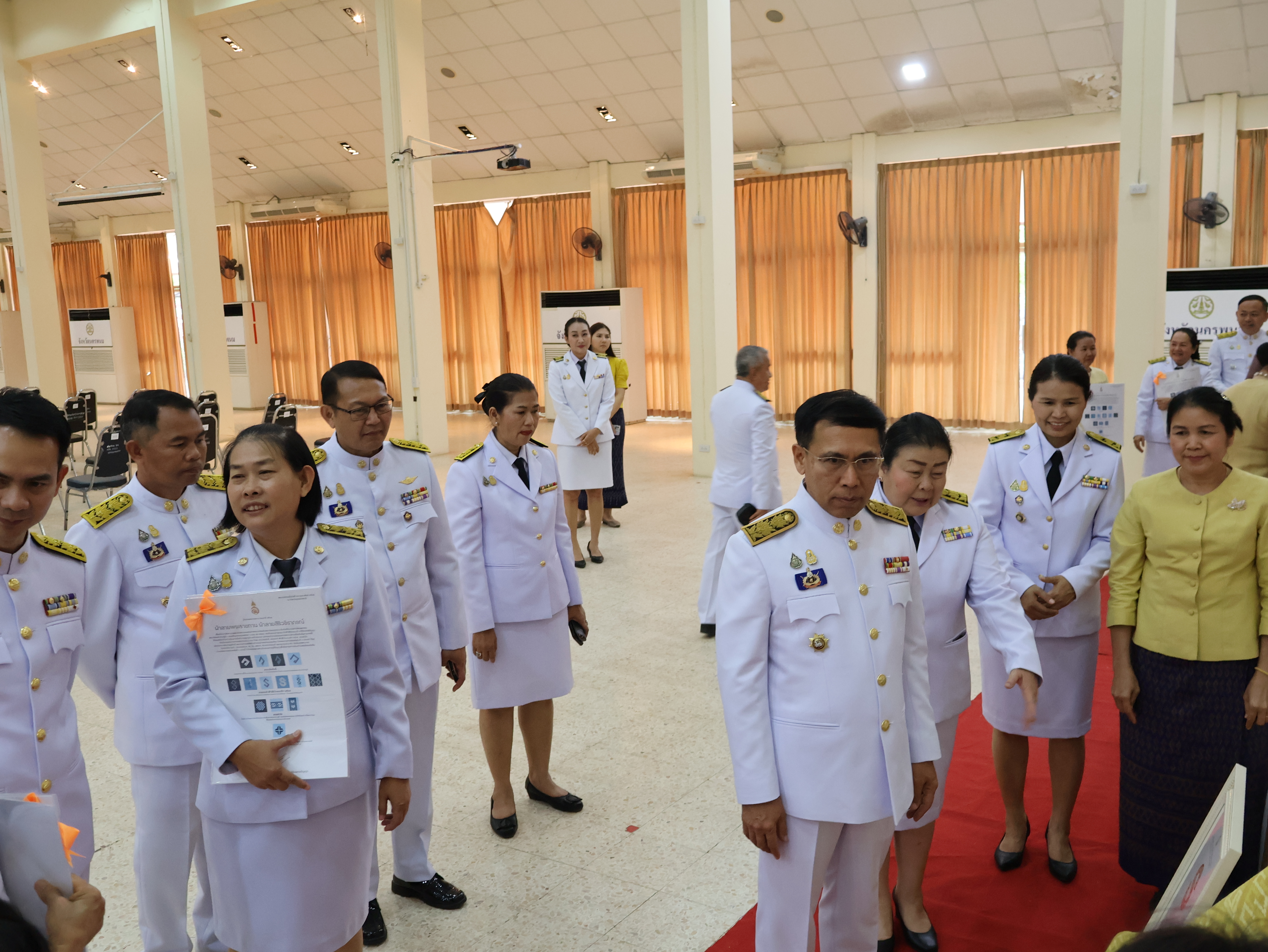 จังหวัดนครพนม   จัดพิธีมอบแบบลายผ้าพระราชทาน “ผ้าลายสิริวชิราภรณ์” “ผ้าลายชบาปัตตานี” และเครื่องหมายรับรองสินค้าแฟชั่นและหัตถกรรมพระราชทาน “Sustainable Fashion : แฟชั่นแห่งความยั่งยืน” ให้กับช่างทอผ้าทุกกลุ่ม ทุกเทคนิค เพื่อพัฒนาคุณภาพชีวิตประชาชนอย่างยั่งยืน