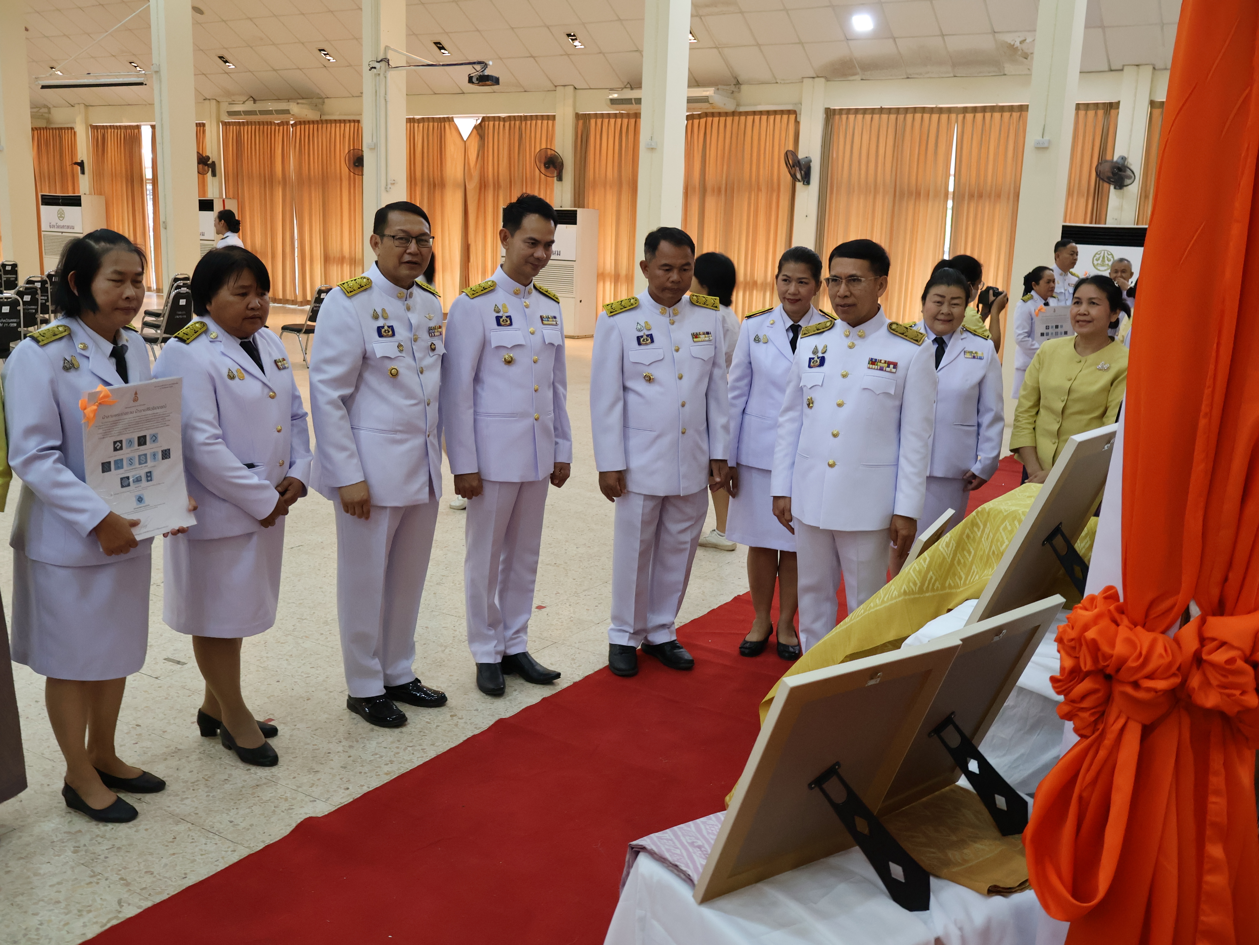 จังหวัดนครพนม   จัดพิธีมอบแบบลายผ้าพระราชทาน “ผ้าลายสิริวชิราภรณ์” “ผ้าลายชบาปัตตานี” และเครื่องหมายรับรองสินค้าแฟชั่นและหัตถกรรมพระราชทาน “Sustainable Fashion : แฟชั่นแห่งความยั่งยืน” ให้กับช่างทอผ้าทุกกลุ่ม ทุกเทคนิค เพื่อพัฒนาคุณภาพชีวิตประชาชนอย่างยั่งยืน