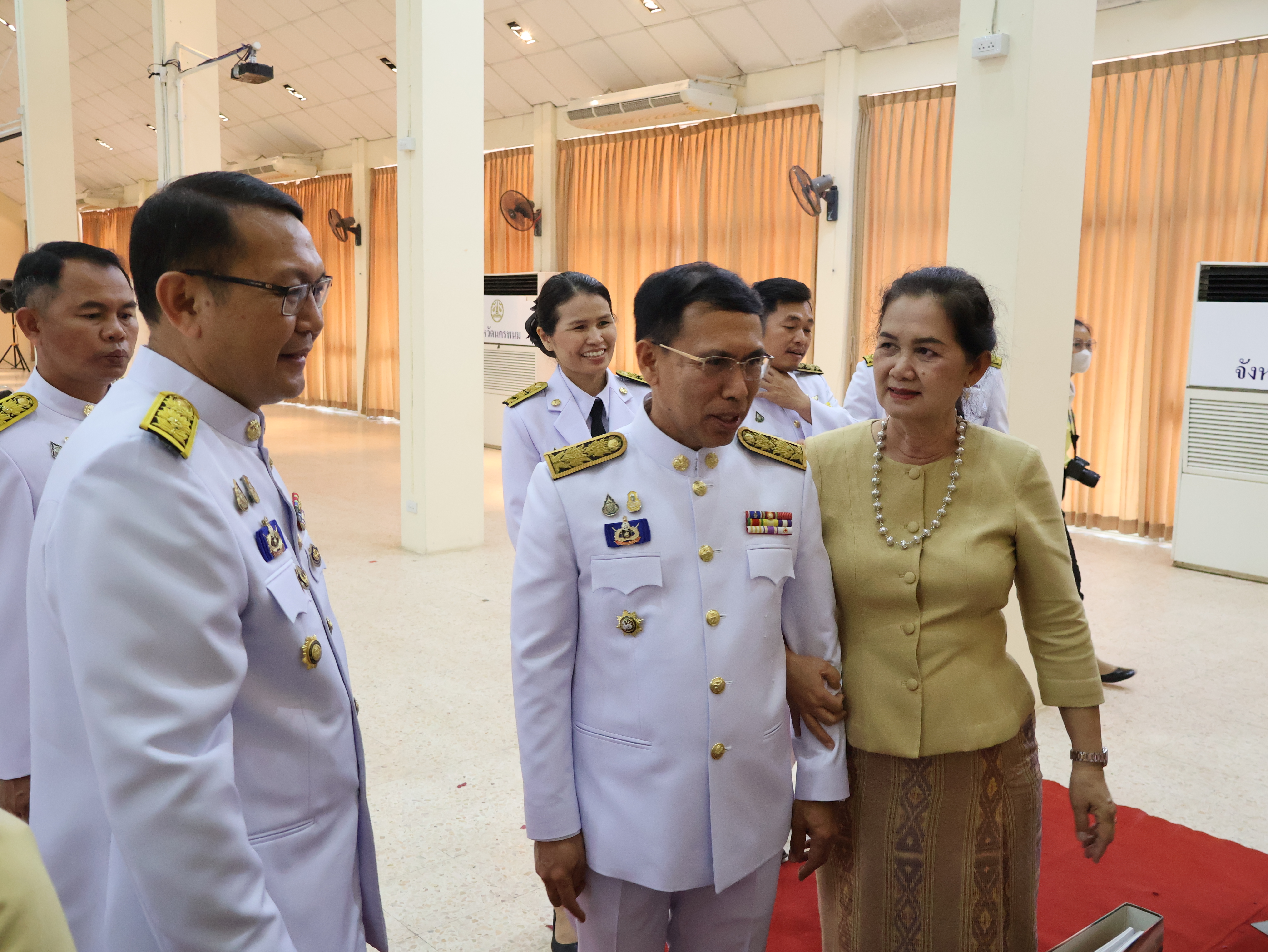 จังหวัดนครพนม   จัดพิธีมอบแบบลายผ้าพระราชทาน “ผ้าลายสิริวชิราภรณ์” “ผ้าลายชบาปัตตานี” และเครื่องหมายรับรองสินค้าแฟชั่นและหัตถกรรมพระราชทาน “Sustainable Fashion : แฟชั่นแห่งความยั่งยืน” ให้กับช่างทอผ้าทุกกลุ่ม ทุกเทคนิค เพื่อพัฒนาคุณภาพชีวิตประชาชนอย่างยั่งยืน