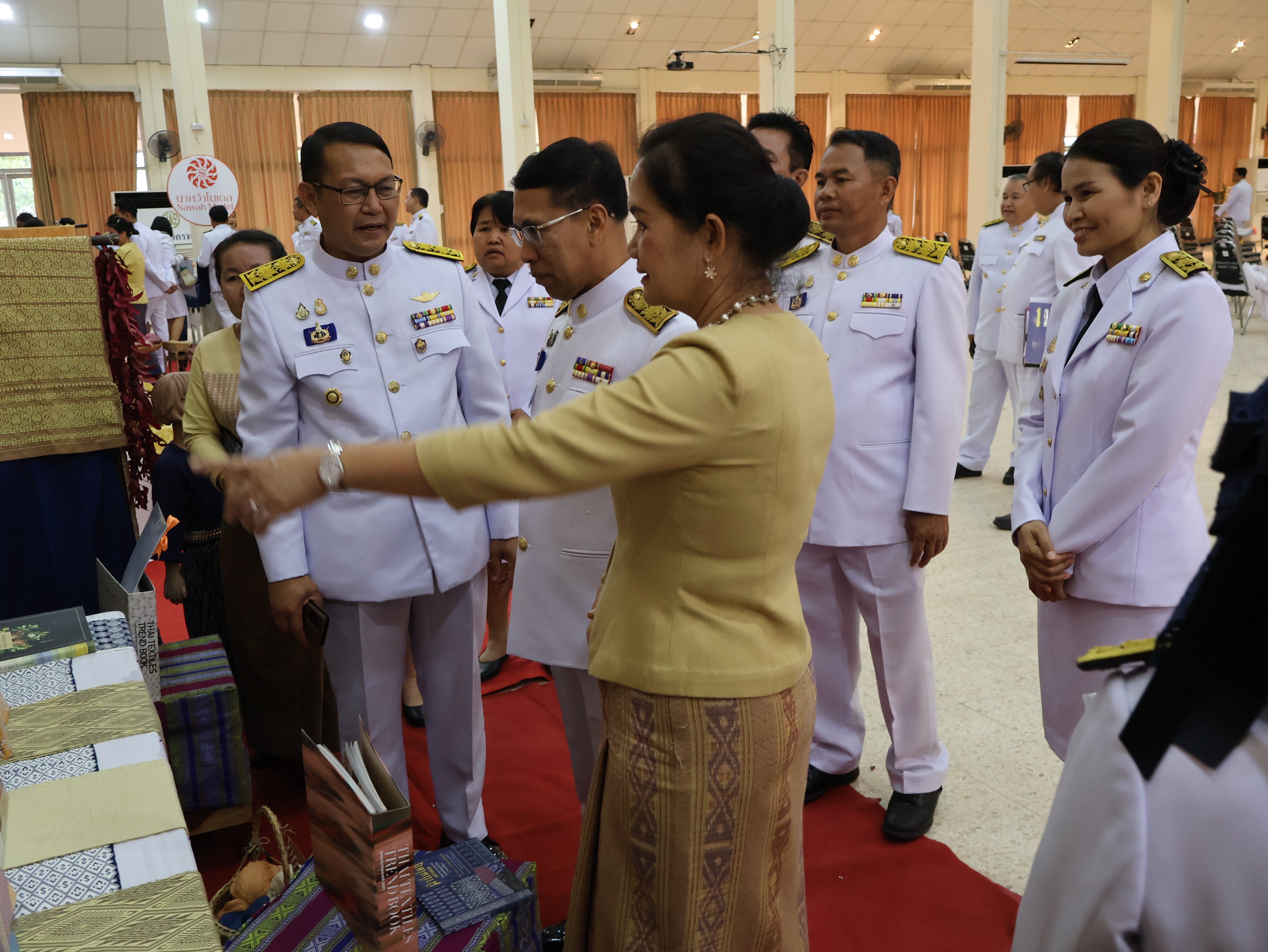 จังหวัดนครพนม   จัดพิธีมอบแบบลายผ้าพระราชทาน “ผ้าลายสิริวชิราภรณ์” “ผ้าลายชบาปัตตานี” และเครื่องหมายรับรองสินค้าแฟชั่นและหัตถกรรมพระราชทาน “Sustainable Fashion : แฟชั่นแห่งความยั่งยืน” ให้กับช่างทอผ้าทุกกลุ่ม ทุกเทคนิค เพื่อพัฒนาคุณภาพชีวิตประชาชนอย่างยั่งยืน