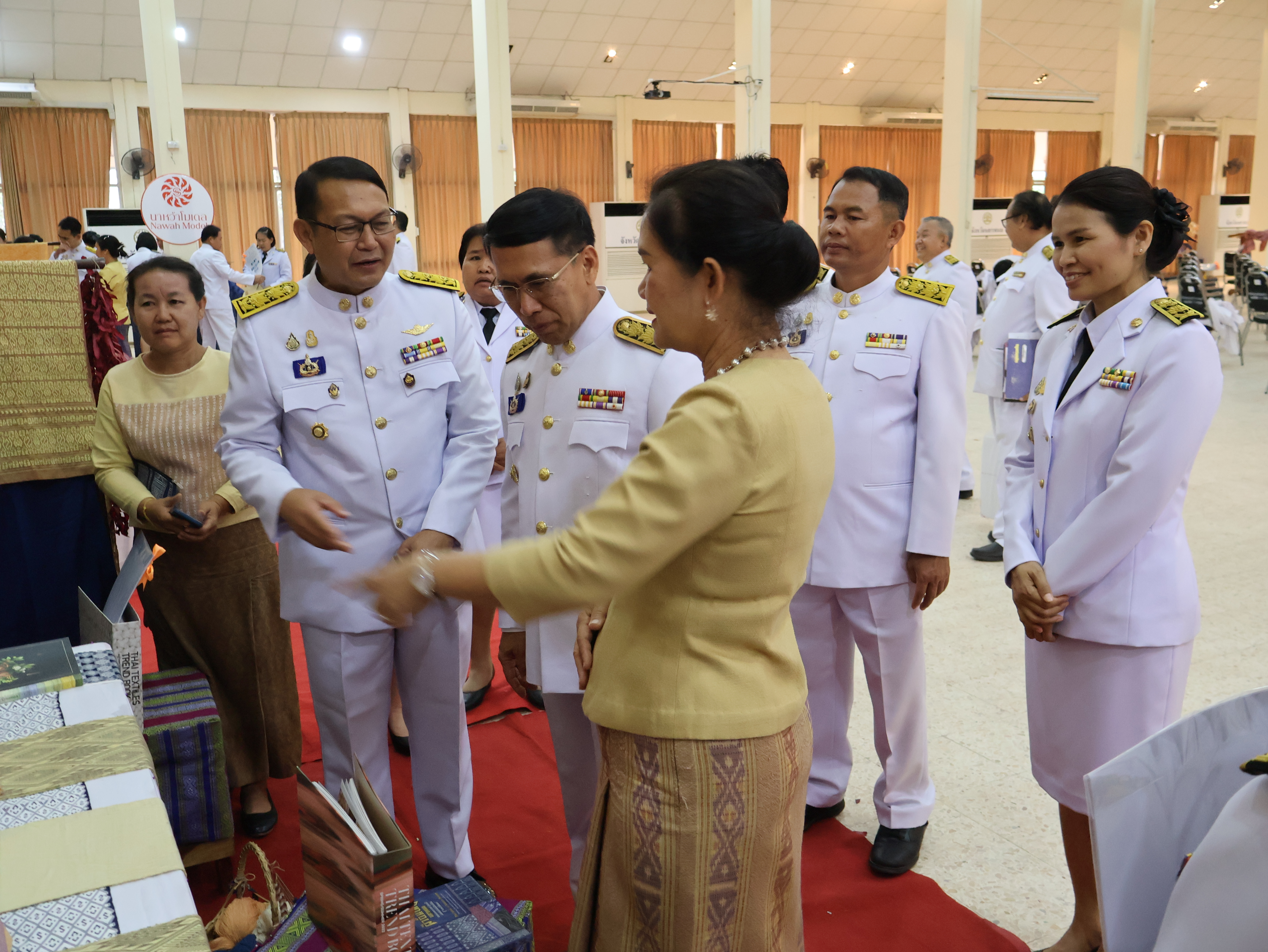 จังหวัดนครพนม   จัดพิธีมอบแบบลายผ้าพระราชทาน “ผ้าลายสิริวชิราภรณ์” “ผ้าลายชบาปัตตานี” และเครื่องหมายรับรองสินค้าแฟชั่นและหัตถกรรมพระราชทาน “Sustainable Fashion : แฟชั่นแห่งความยั่งยืน” ให้กับช่างทอผ้าทุกกลุ่ม ทุกเทคนิค เพื่อพัฒนาคุณภาพชีวิตประชาชนอย่างยั่งยืน
