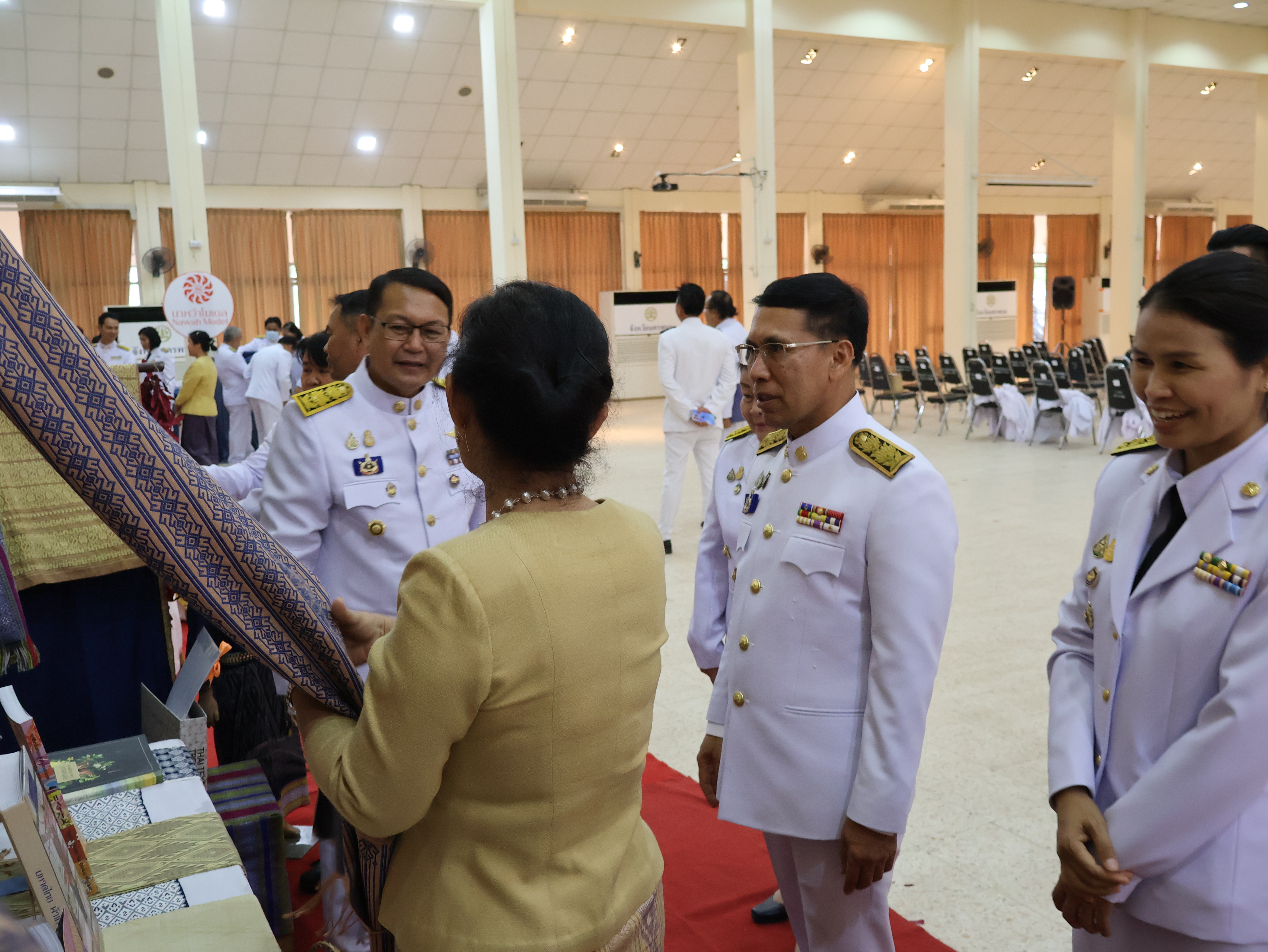 จังหวัดนครพนม   จัดพิธีมอบแบบลายผ้าพระราชทาน “ผ้าลายสิริวชิราภรณ์” “ผ้าลายชบาปัตตานี” และเครื่องหมายรับรองสินค้าแฟชั่นและหัตถกรรมพระราชทาน “Sustainable Fashion : แฟชั่นแห่งความยั่งยืน” ให้กับช่างทอผ้าทุกกลุ่ม ทุกเทคนิค เพื่อพัฒนาคุณภาพชีวิตประชาชนอย่างยั่งยืน