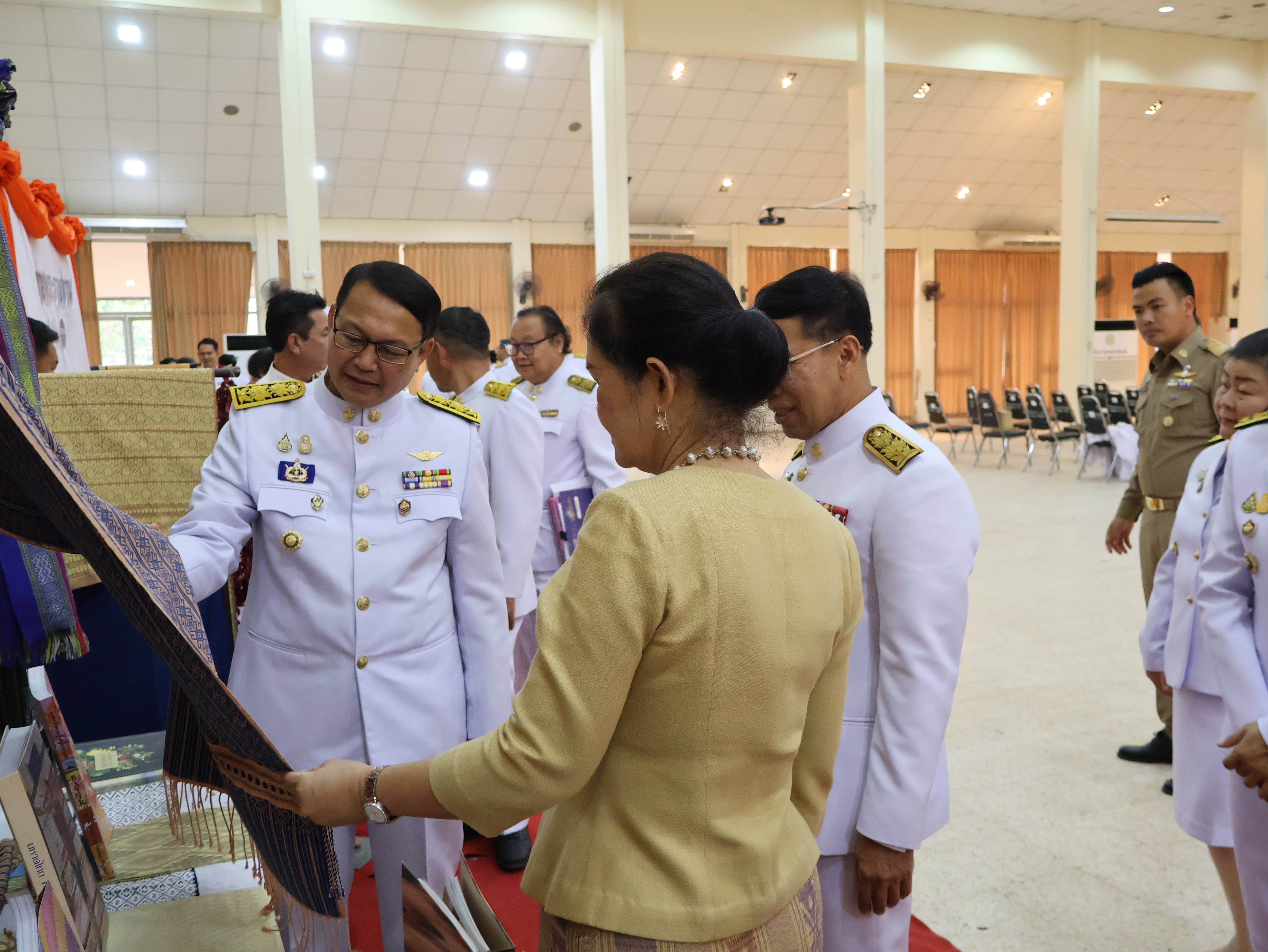 จังหวัดนครพนม   จัดพิธีมอบแบบลายผ้าพระราชทาน “ผ้าลายสิริวชิราภรณ์” “ผ้าลายชบาปัตตานี” และเครื่องหมายรับรองสินค้าแฟชั่นและหัตถกรรมพระราชทาน “Sustainable Fashion : แฟชั่นแห่งความยั่งยืน” ให้กับช่างทอผ้าทุกกลุ่ม ทุกเทคนิค เพื่อพัฒนาคุณภาพชีวิตประชาชนอย่างยั่งยืน