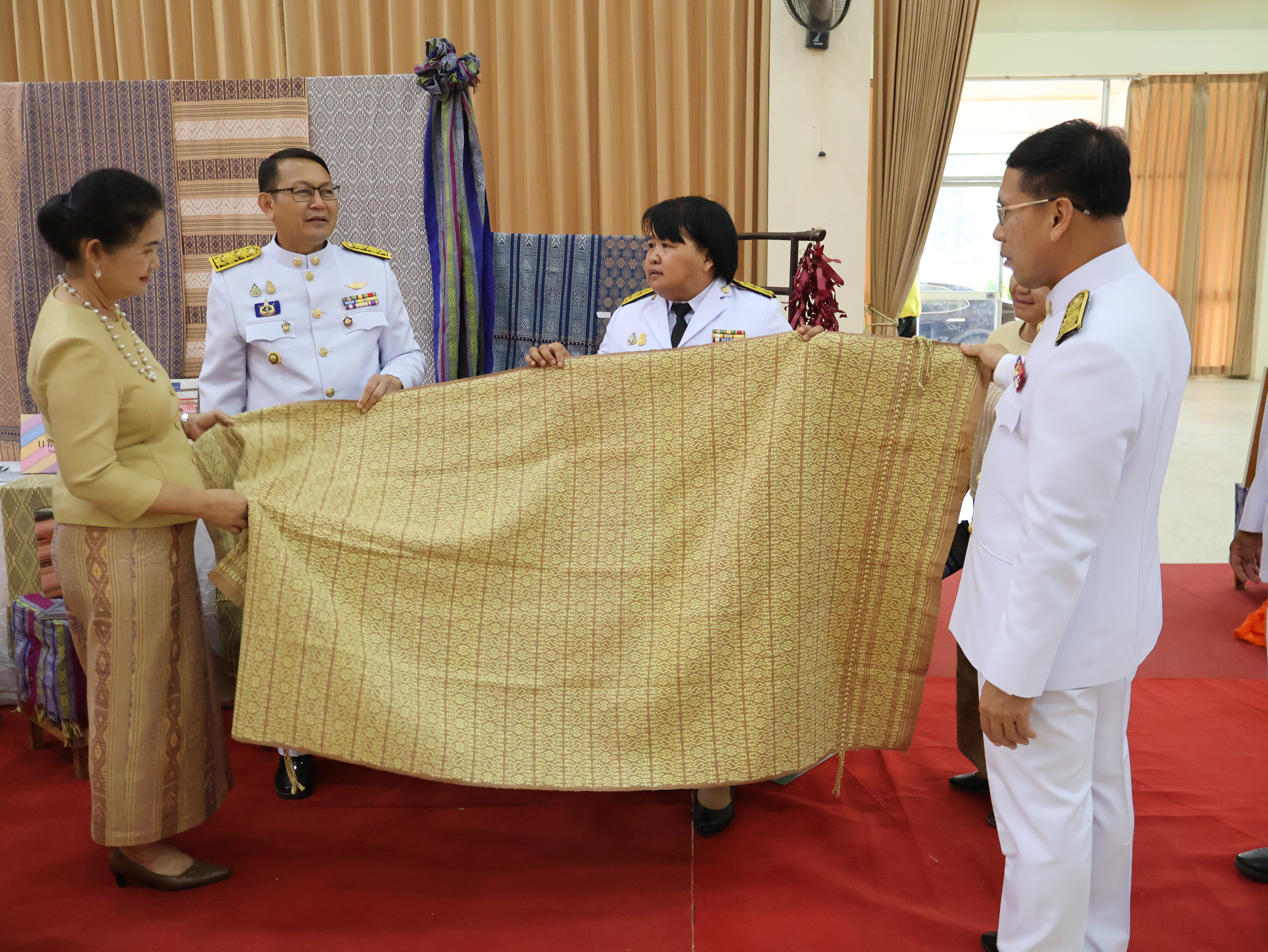 จังหวัดนครพนม   จัดพิธีมอบแบบลายผ้าพระราชทาน “ผ้าลายสิริวชิราภรณ์” “ผ้าลายชบาปัตตานี” และเครื่องหมายรับรองสินค้าแฟชั่นและหัตถกรรมพระราชทาน “Sustainable Fashion : แฟชั่นแห่งความยั่งยืน” ให้กับช่างทอผ้าทุกกลุ่ม ทุกเทคนิค เพื่อพัฒนาคุณภาพชีวิตประชาชนอย่างยั่งยืน