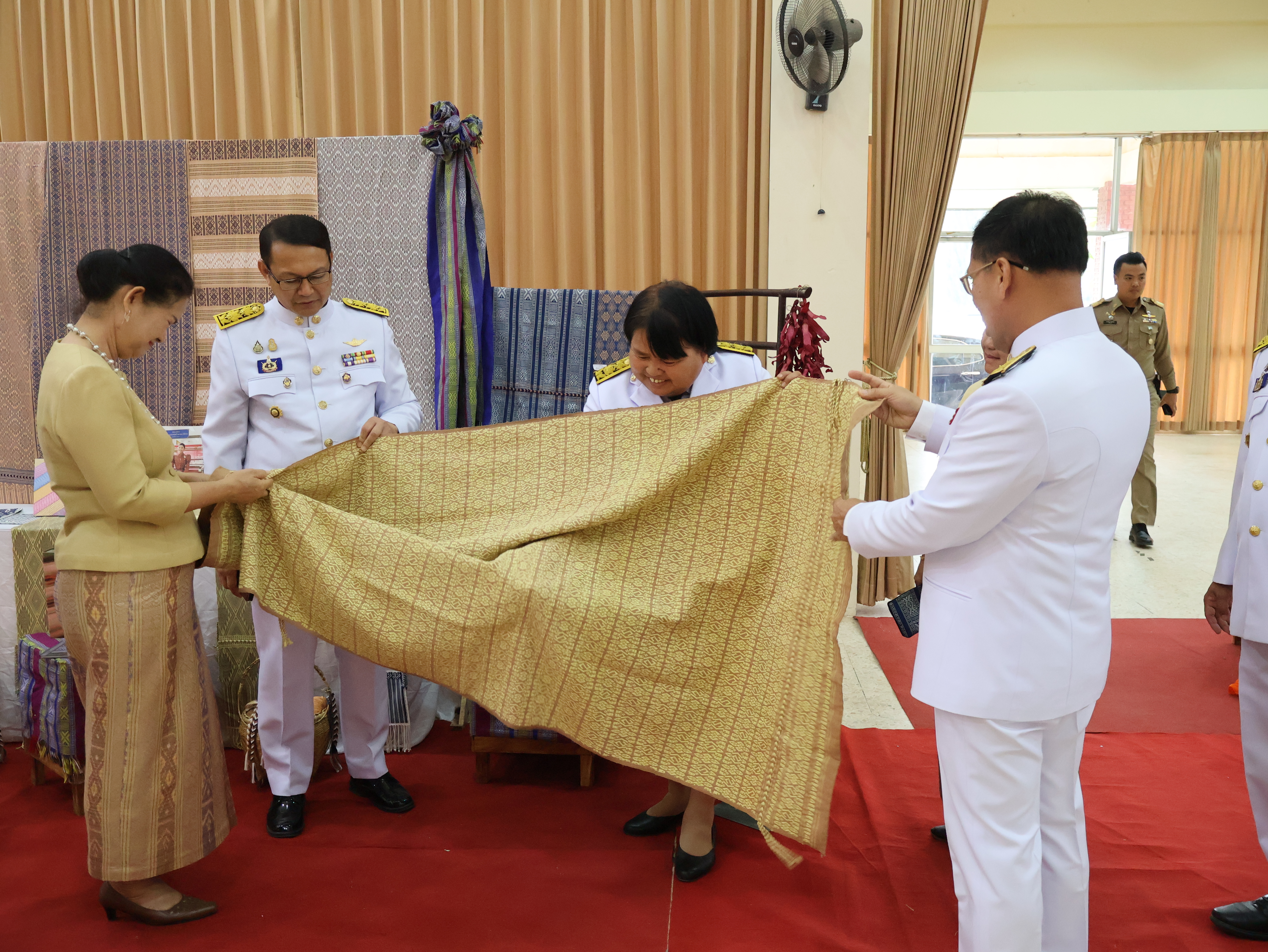จังหวัดนครพนม   จัดพิธีมอบแบบลายผ้าพระราชทาน “ผ้าลายสิริวชิราภรณ์” “ผ้าลายชบาปัตตานี” และเครื่องหมายรับรองสินค้าแฟชั่นและหัตถกรรมพระราชทาน “Sustainable Fashion : แฟชั่นแห่งความยั่งยืน” ให้กับช่างทอผ้าทุกกลุ่ม ทุกเทคนิค เพื่อพัฒนาคุณภาพชีวิตประชาชนอย่างยั่งยืน