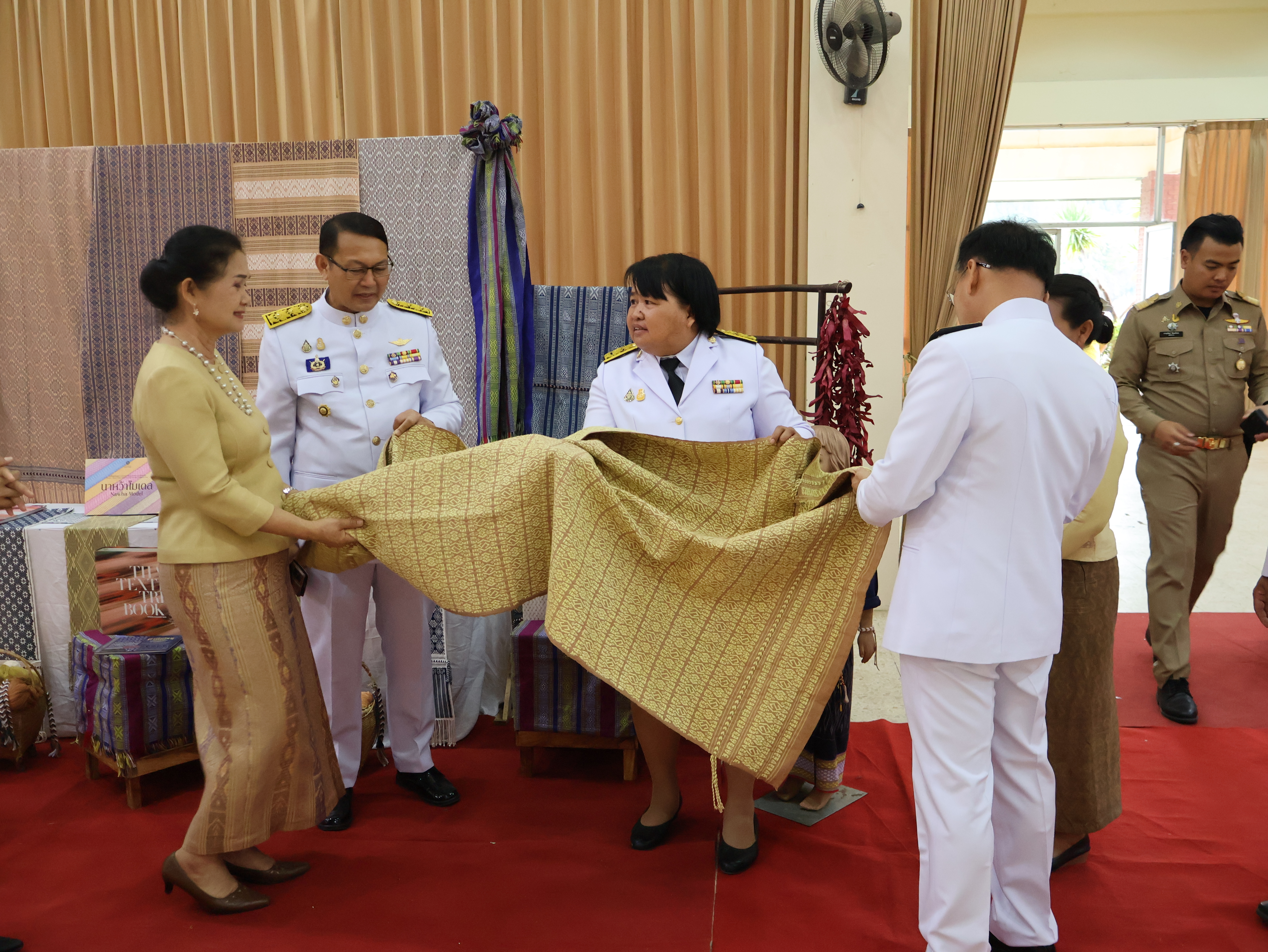 จังหวัดนครพนม   จัดพิธีมอบแบบลายผ้าพระราชทาน “ผ้าลายสิริวชิราภรณ์” “ผ้าลายชบาปัตตานี” และเครื่องหมายรับรองสินค้าแฟชั่นและหัตถกรรมพระราชทาน “Sustainable Fashion : แฟชั่นแห่งความยั่งยืน” ให้กับช่างทอผ้าทุกกลุ่ม ทุกเทคนิค เพื่อพัฒนาคุณภาพชีวิตประชาชนอย่างยั่งยืน