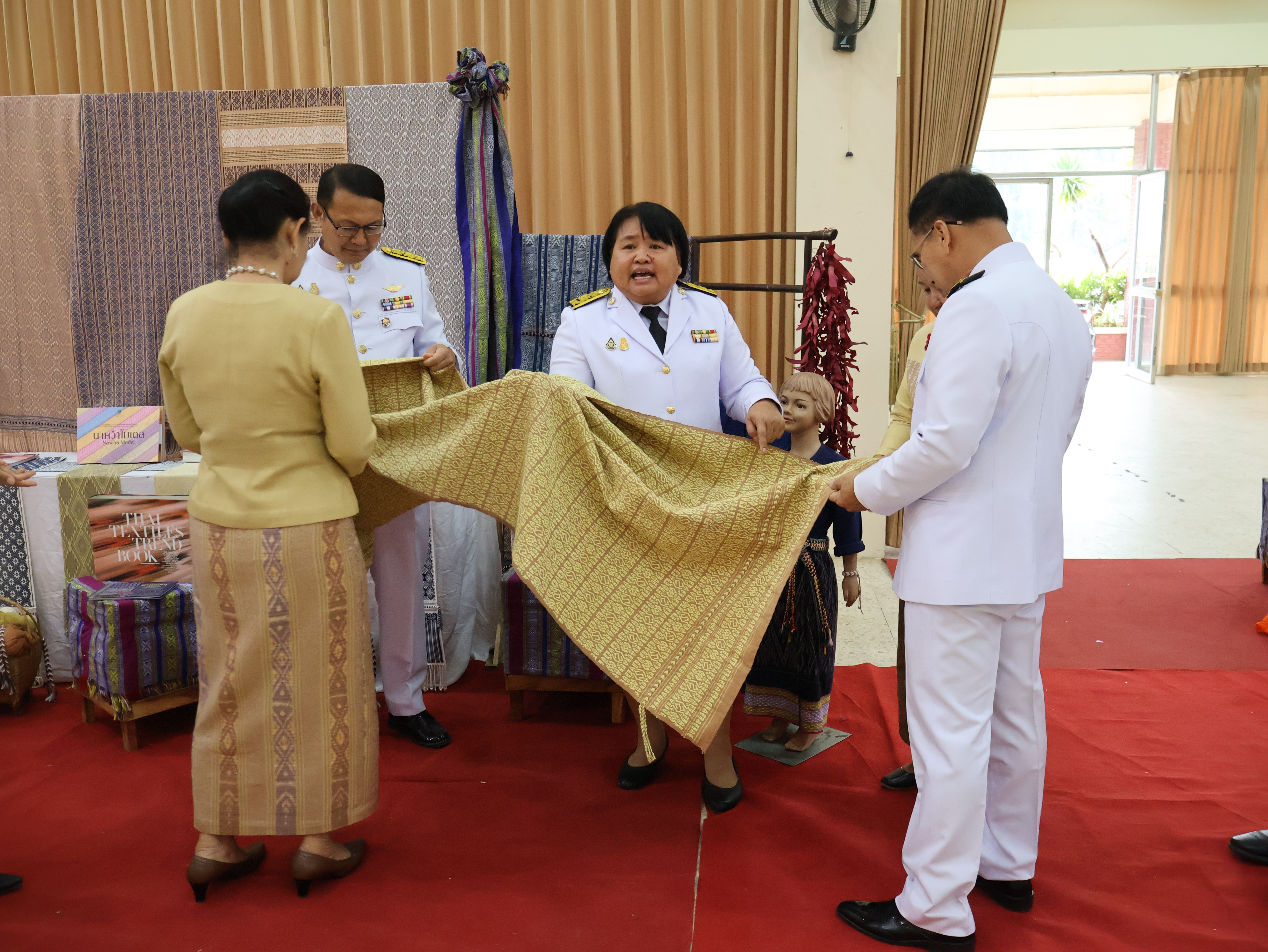 จังหวัดนครพนม   จัดพิธีมอบแบบลายผ้าพระราชทาน “ผ้าลายสิริวชิราภรณ์” “ผ้าลายชบาปัตตานี” และเครื่องหมายรับรองสินค้าแฟชั่นและหัตถกรรมพระราชทาน “Sustainable Fashion : แฟชั่นแห่งความยั่งยืน” ให้กับช่างทอผ้าทุกกลุ่ม ทุกเทคนิค เพื่อพัฒนาคุณภาพชีวิตประชาชนอย่างยั่งยืน