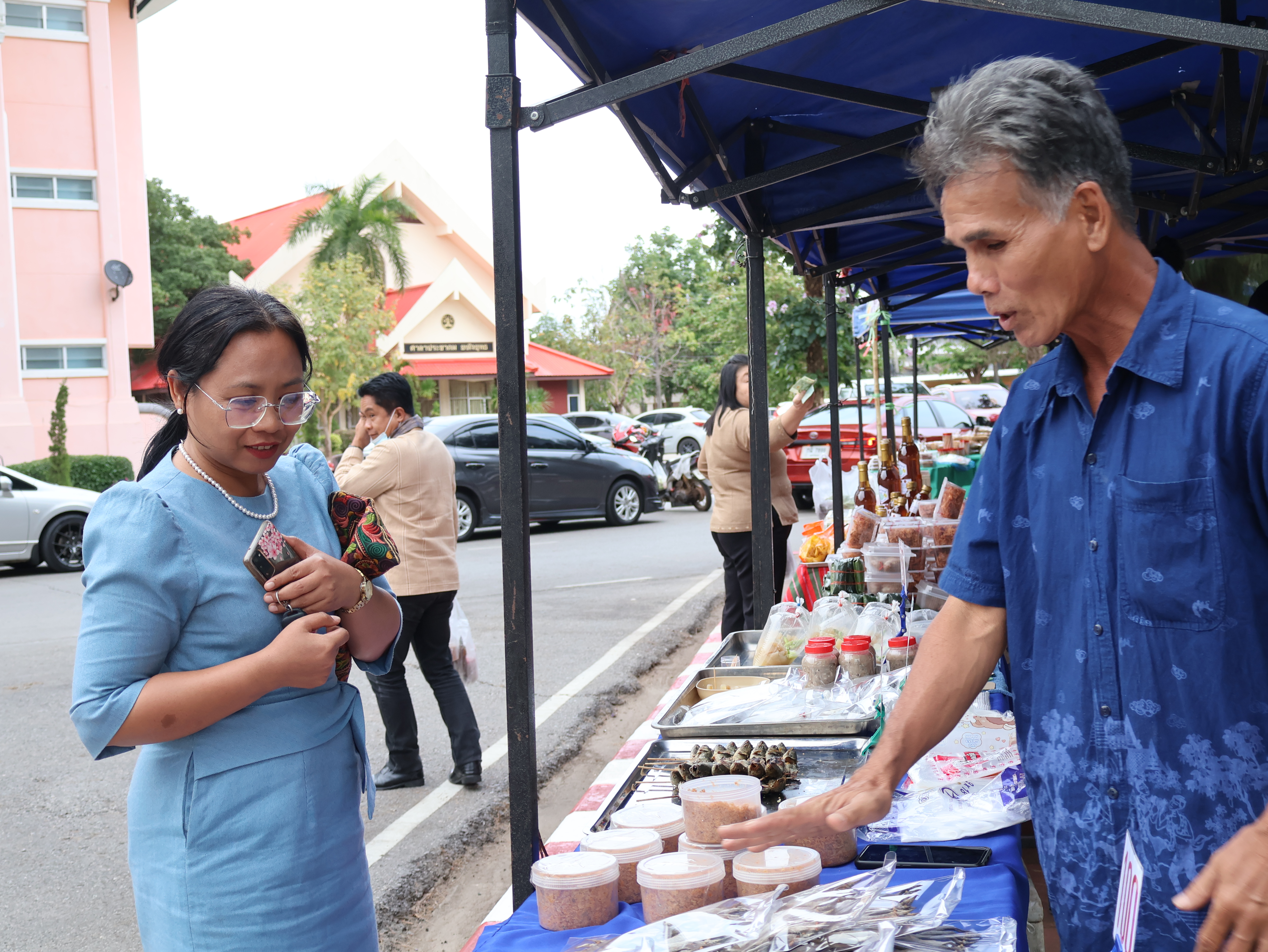 นครพนม   จัดแสดงและจำหน่ายผลผลิต โคก หนอง นา “ตลาดนัดโคก หนอง นา และอาหารปลอดภัย” สู่ความยั่งยืน