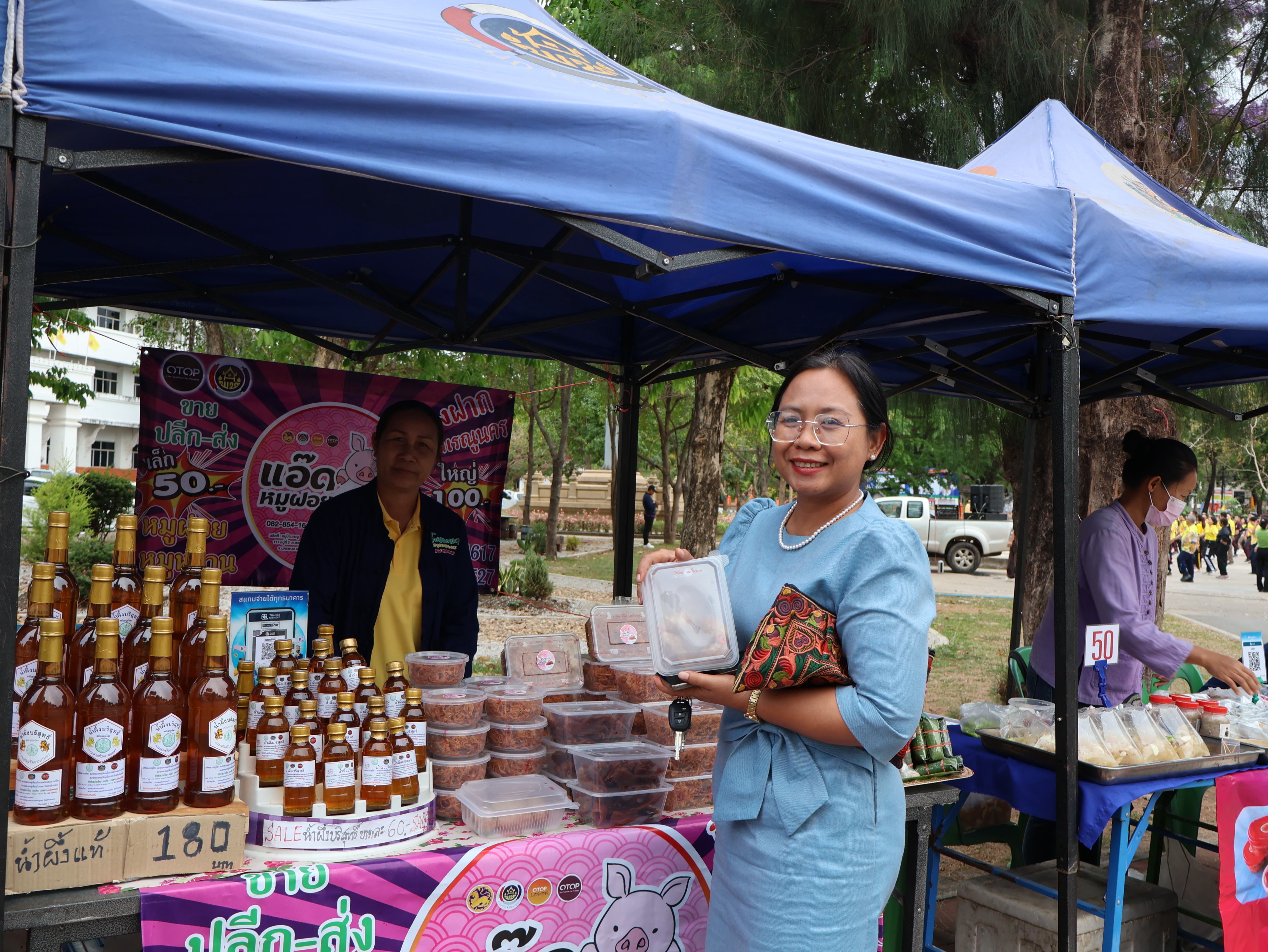 นครพนม   จัดแสดงและจำหน่ายผลผลิต โคก หนอง นา “ตลาดนัดโคก หนอง นา และอาหารปลอดภัย” สู่ความยั่งยืน