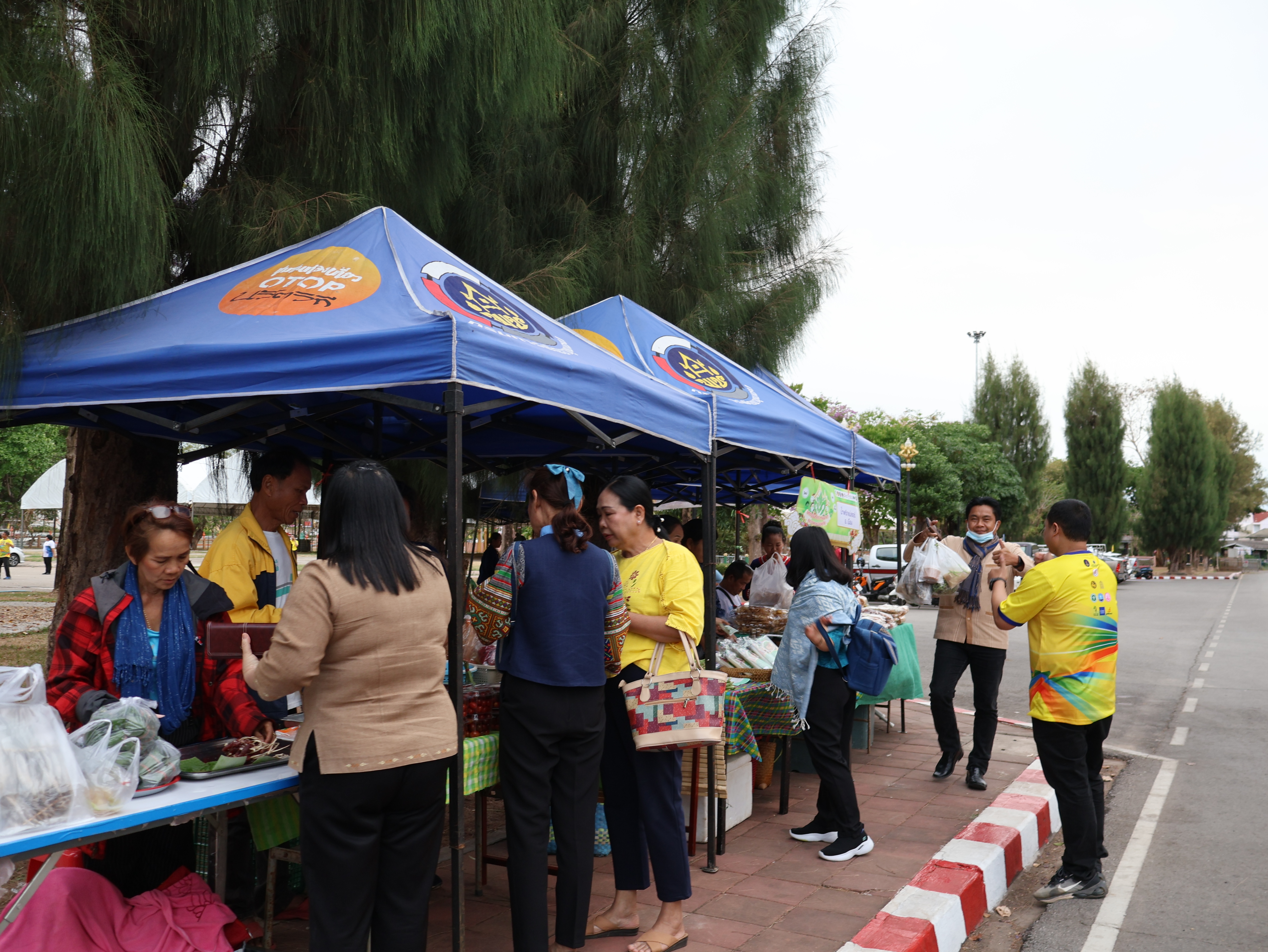 นครพนม   จัดแสดงและจำหน่ายผลผลิต โคก หนอง นา “ตลาดนัดโคก หนอง นา และอาหารปลอดภัย” สู่ความยั่งยืน
