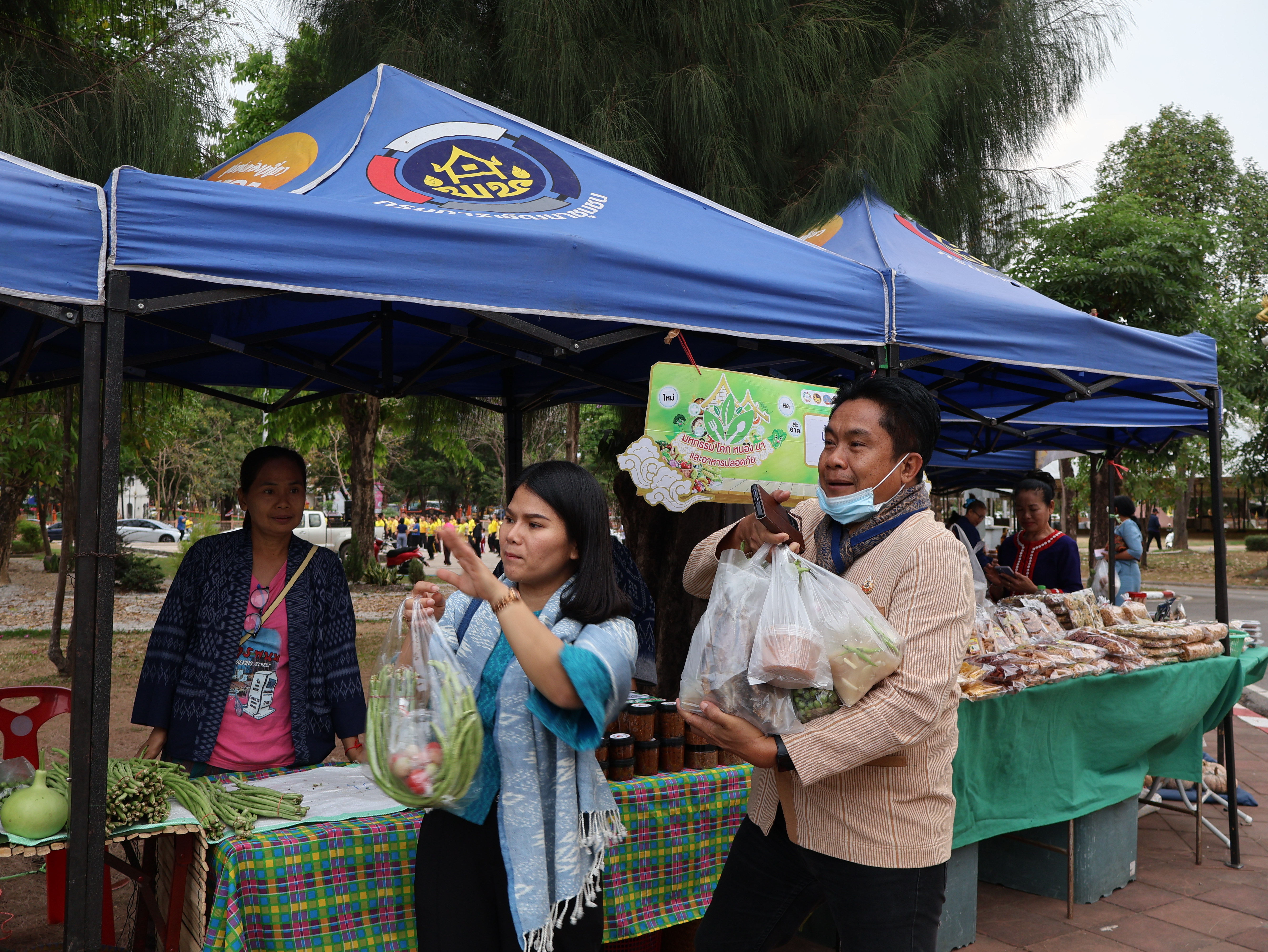 นครพนม   จัดแสดงและจำหน่ายผลผลิต โคก หนอง นา “ตลาดนัดโคก หนอง นา และอาหารปลอดภัย” สู่ความยั่งยืน
