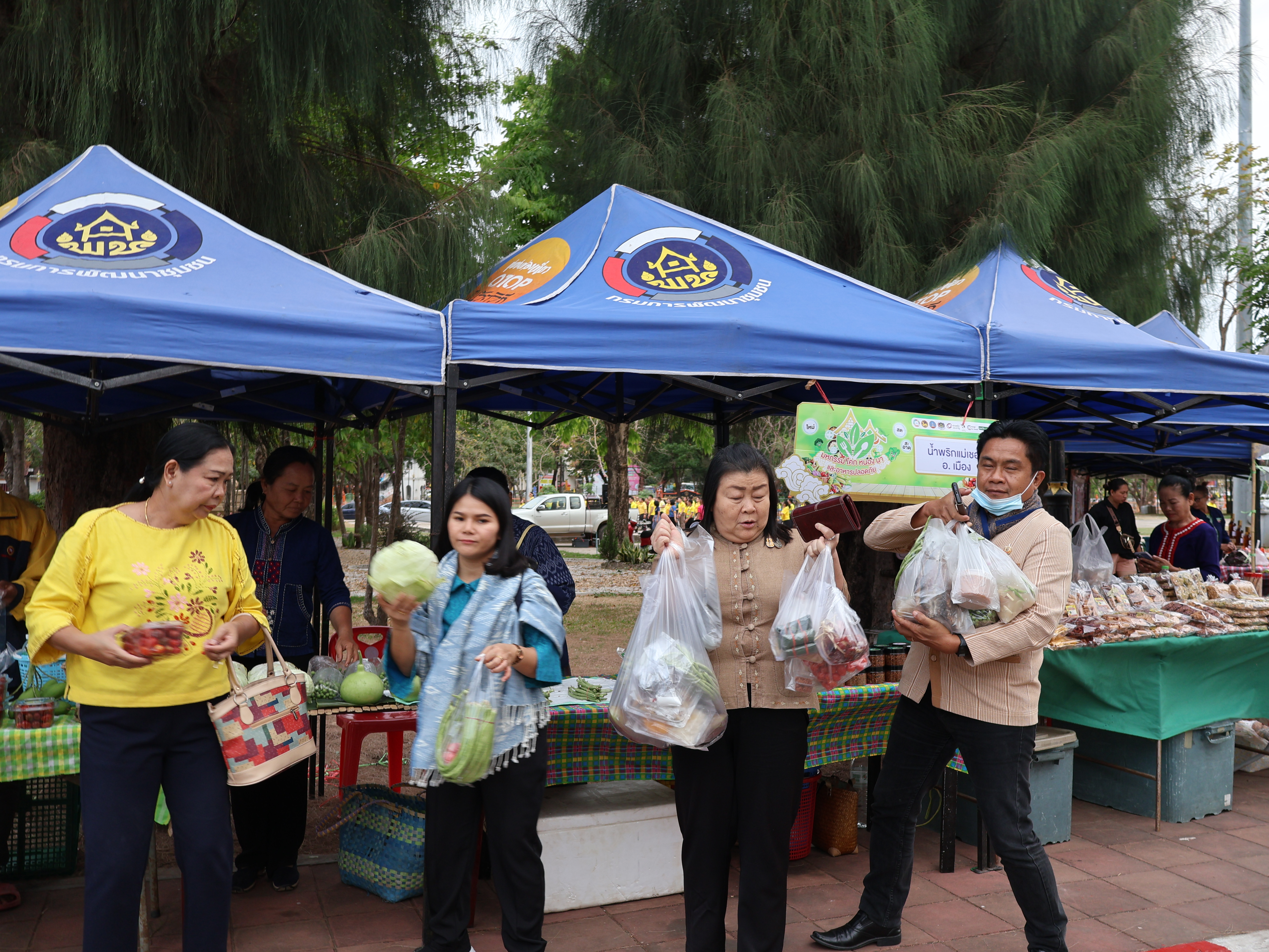 นครพนม   จัดแสดงและจำหน่ายผลผลิต โคก หนอง นา “ตลาดนัดโคก หนอง นา และอาหารปลอดภัย” สู่ความยั่งยืน
