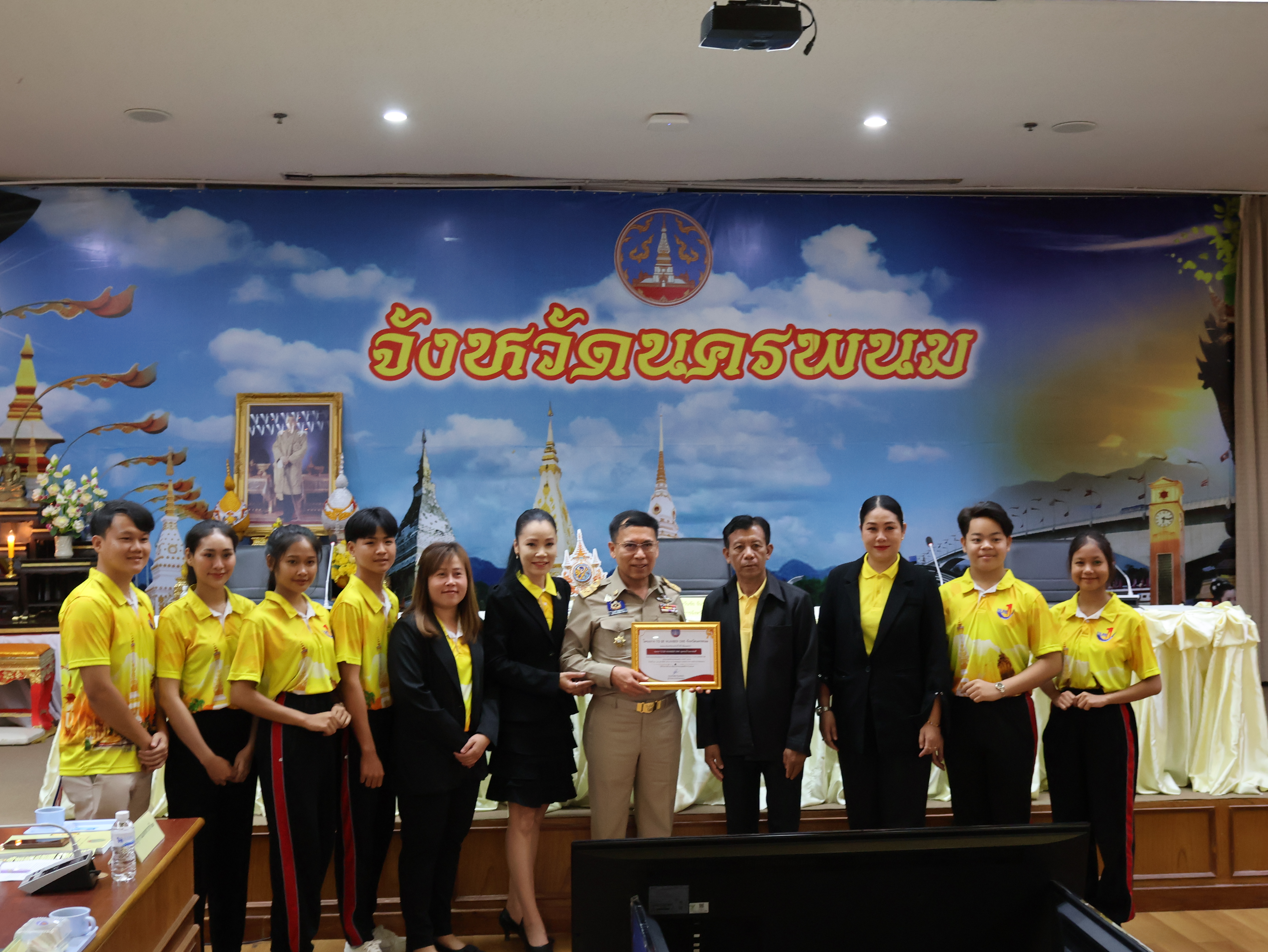 พช.นครพนม   รับมอบเกียรติบัตรหน่วยงานที่ให้การสนับสนุนในการเข้าร่วมประกวด TO BE NUMBER ONE