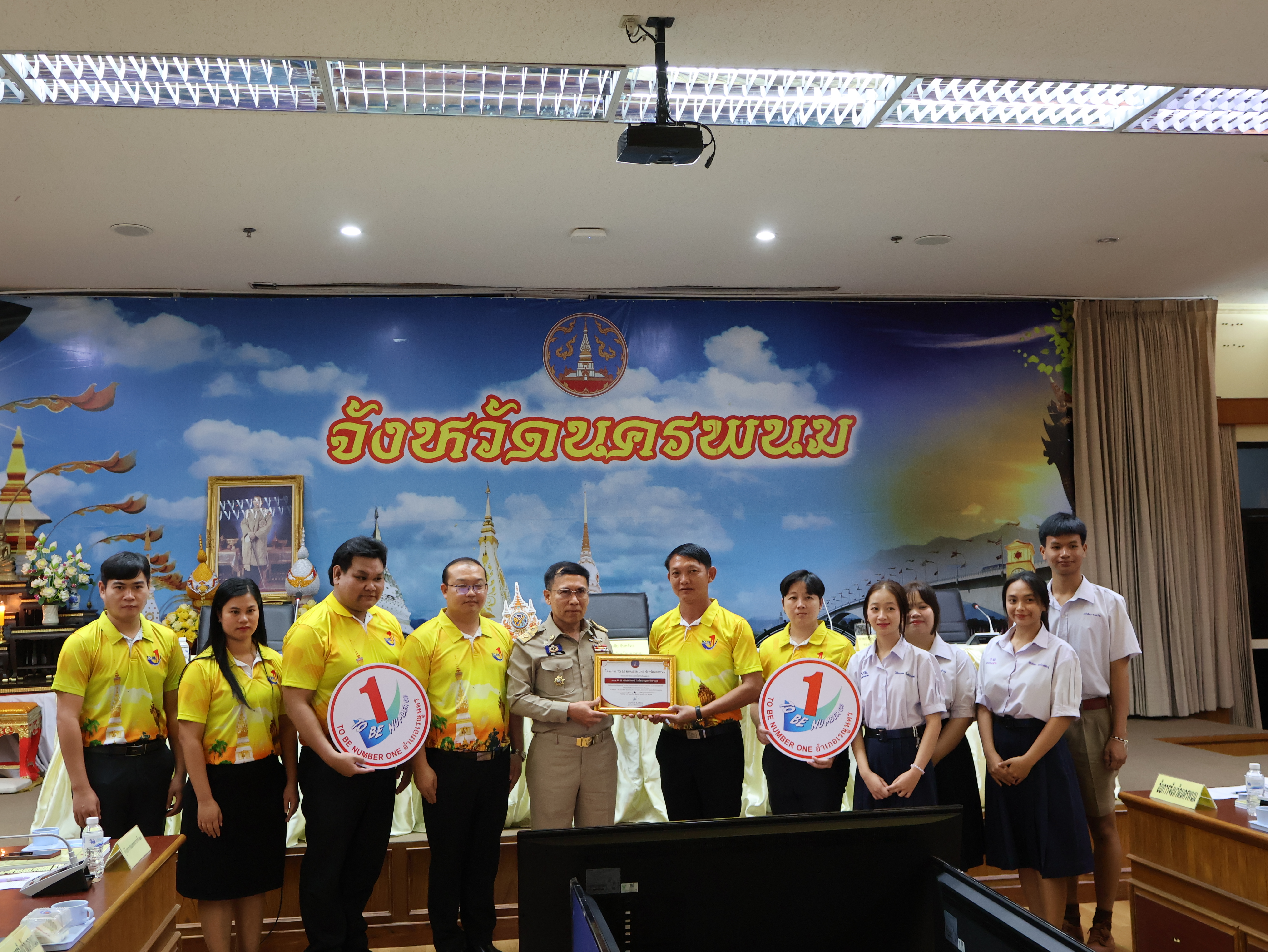 พช.นครพนม   รับมอบเกียรติบัตรหน่วยงานที่ให้การสนับสนุนในการเข้าร่วมประกวด TO BE NUMBER ONE