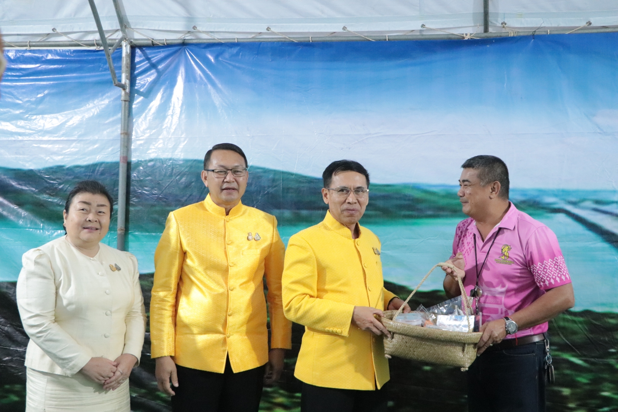 พ่อเมืองนครพนม   เยี่ยมชมการจัดงานมหกรรมการแสดงและจำหน่ายสินค้า OTOP ภายใต้งาน “ของดีชายแดนใต้ & OTOP ทั่วไทย ร่วมใจสู่ลุ่มแม่น้ำโขง” ประจำปี 2567