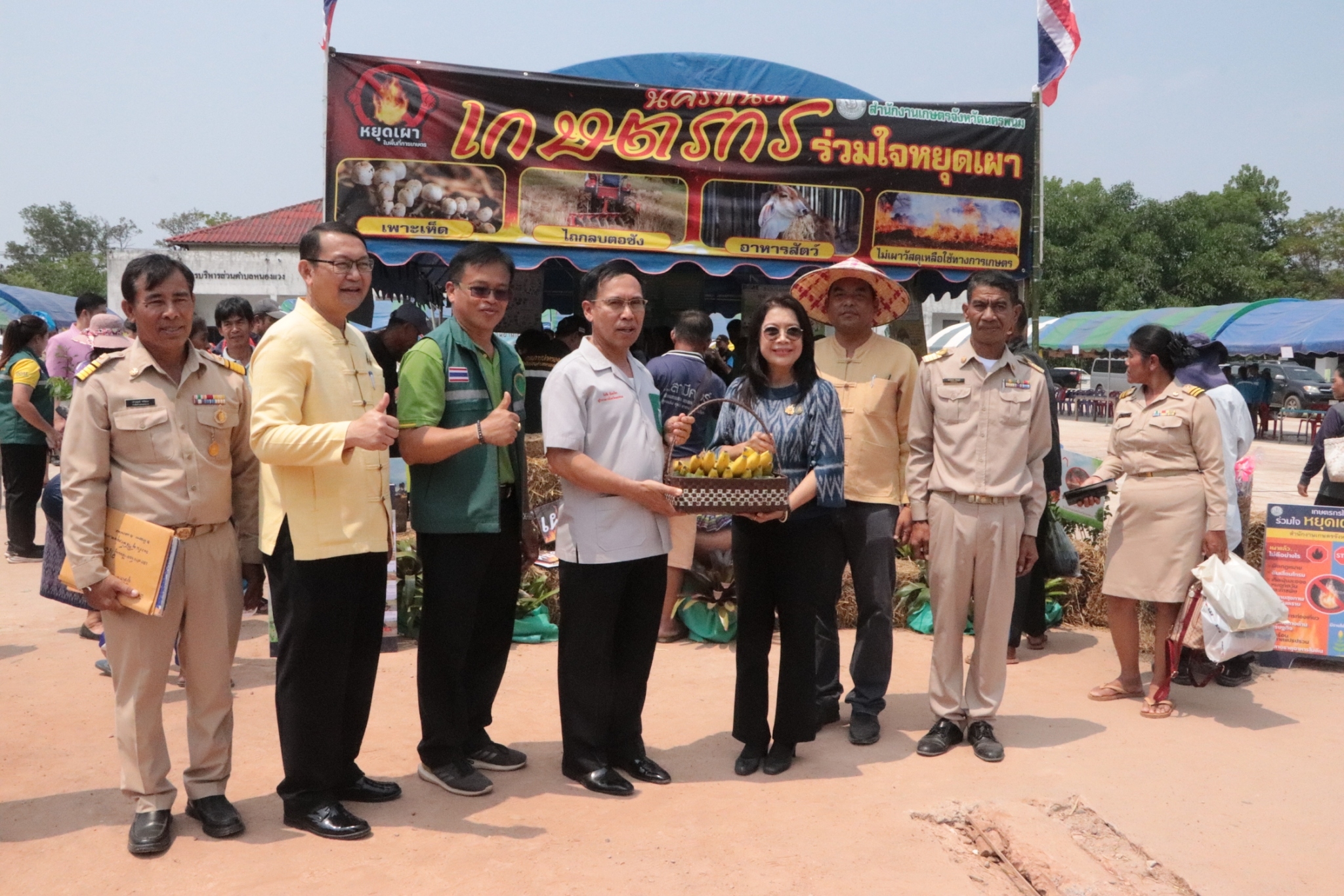 พช.นครพนม    ร่วมโครงการจังหวัดเคลื่อนที่แบบบูรณาการ “หน่วยบำบัดทุกข์ บำรุงสุข สร้างรอยยิ้มให้ประชาชนจังหวัดนครพนม” และหน่วยแพทย์เคลื่อนที่ พอ.สว. จังหวัดนครพนม ประจำปีงบประมาณ พ.ศ. 2567 พื้นที่อำเภอบ้านแพง