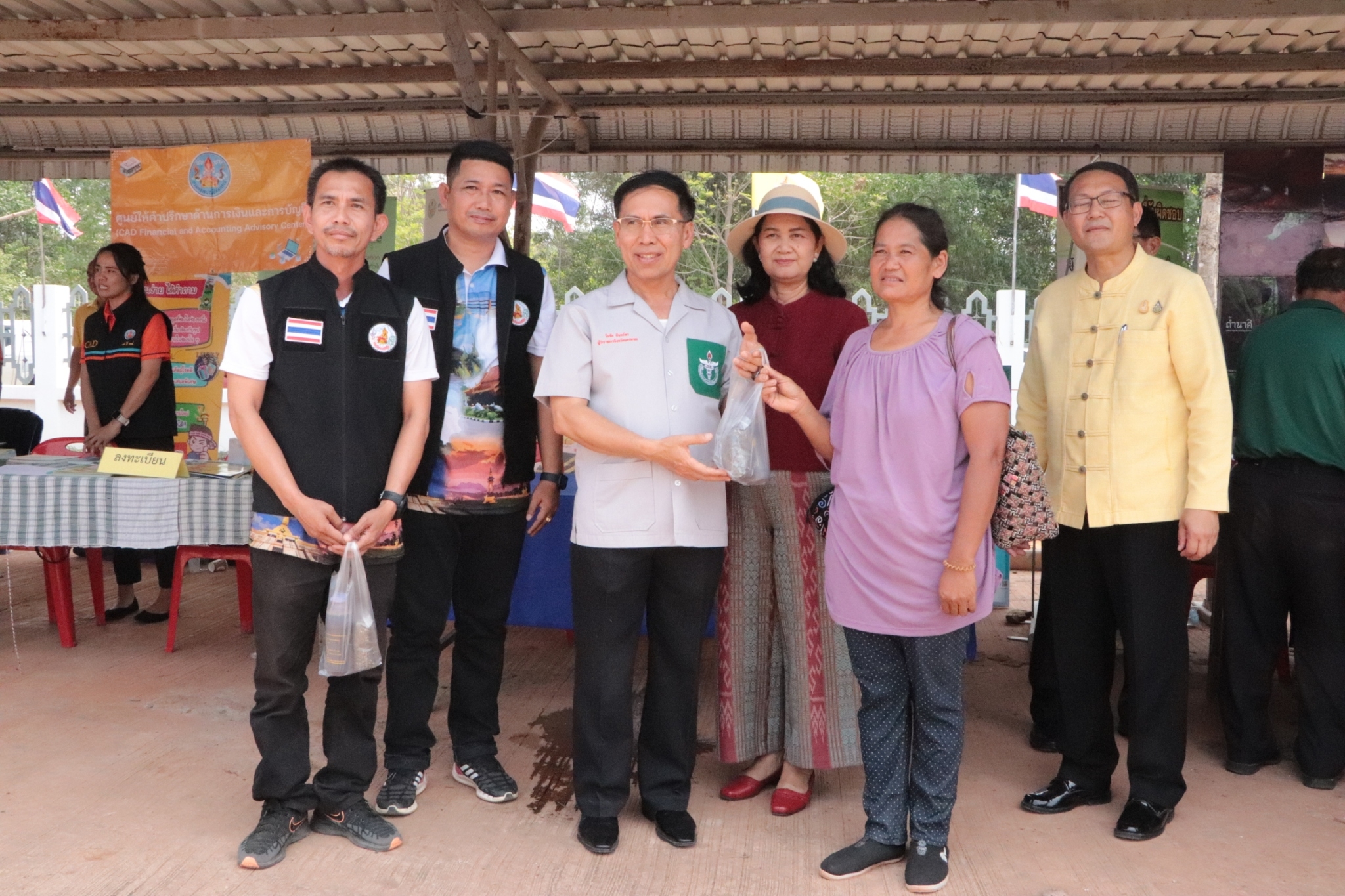 พช.นครพนม    ร่วมโครงการจังหวัดเคลื่อนที่แบบบูรณาการ “หน่วยบำบัดทุกข์ บำรุงสุข สร้างรอยยิ้มให้ประชาชนจังหวัดนครพนม” และหน่วยแพทย์เคลื่อนที่ พอ.สว. จังหวัดนครพนม ประจำปีงบประมาณ พ.ศ. 2567 พื้นที่อำเภอบ้านแพง