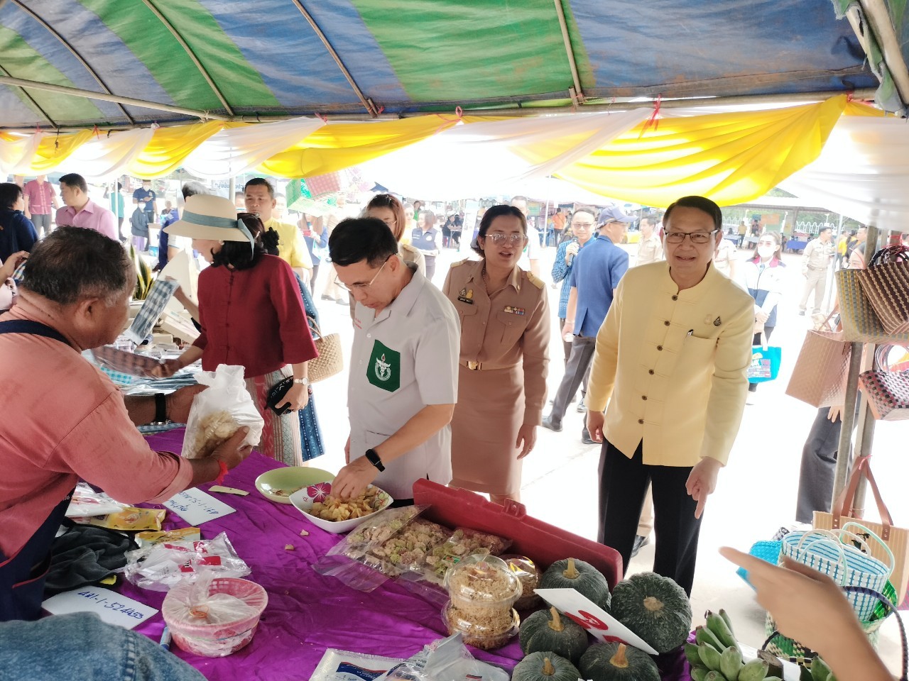 พช.นครพนม    ร่วมโครงการจังหวัดเคลื่อนที่แบบบูรณาการ “หน่วยบำบัดทุกข์ บำรุงสุข สร้างรอยยิ้มให้ประชาชนจังหวัดนครพนม” และหน่วยแพทย์เคลื่อนที่ พอ.สว. จังหวัดนครพนม ประจำปีงบประมาณ พ.ศ. 2567 พื้นที่อำเภอบ้านแพง