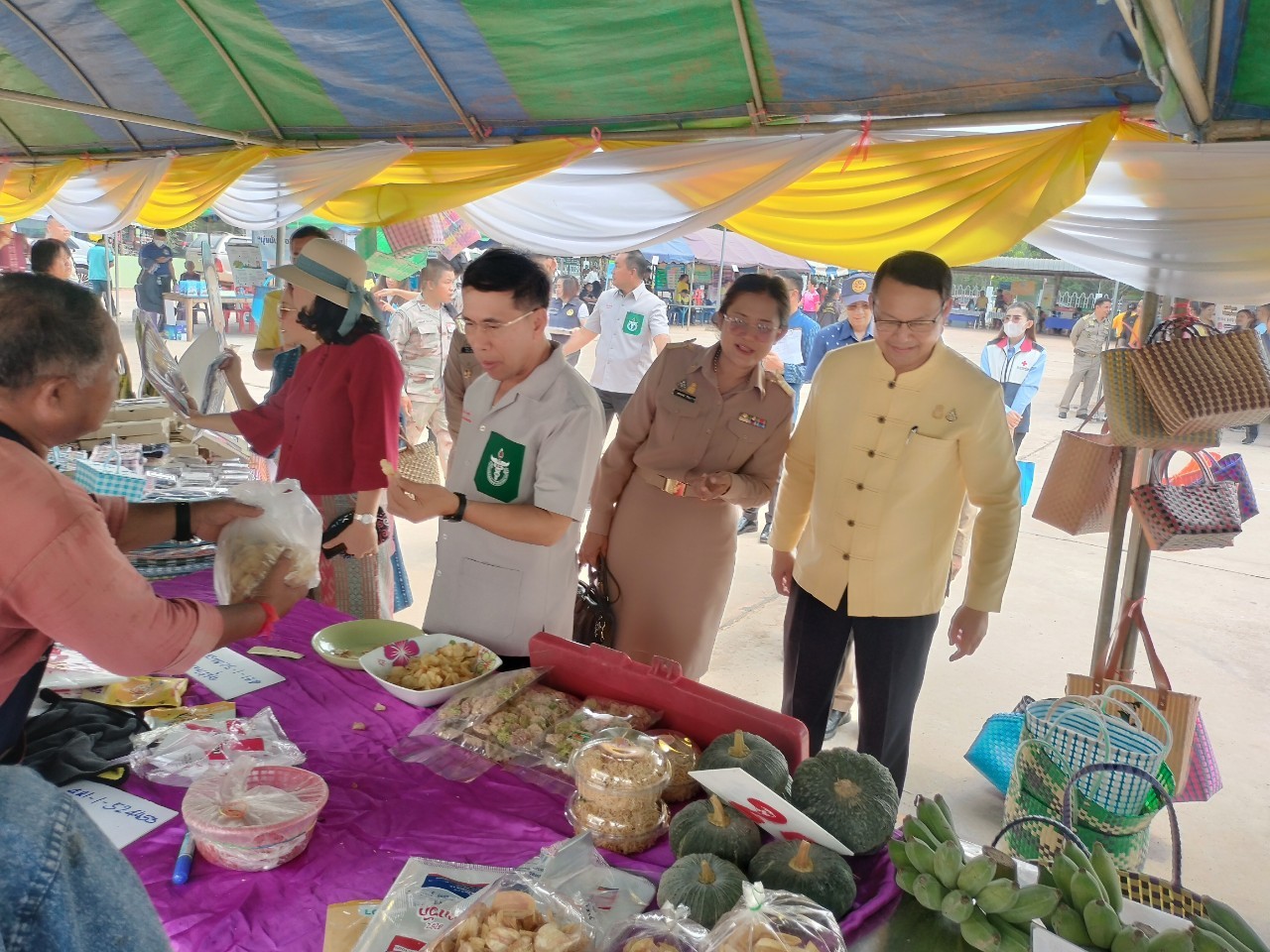 พช.นครพนม    ร่วมโครงการจังหวัดเคลื่อนที่แบบบูรณาการ “หน่วยบำบัดทุกข์ บำรุงสุข สร้างรอยยิ้มให้ประชาชนจังหวัดนครพนม” และหน่วยแพทย์เคลื่อนที่ พอ.สว. จังหวัดนครพนม ประจำปีงบประมาณ พ.ศ. 2567 พื้นที่อำเภอบ้านแพง