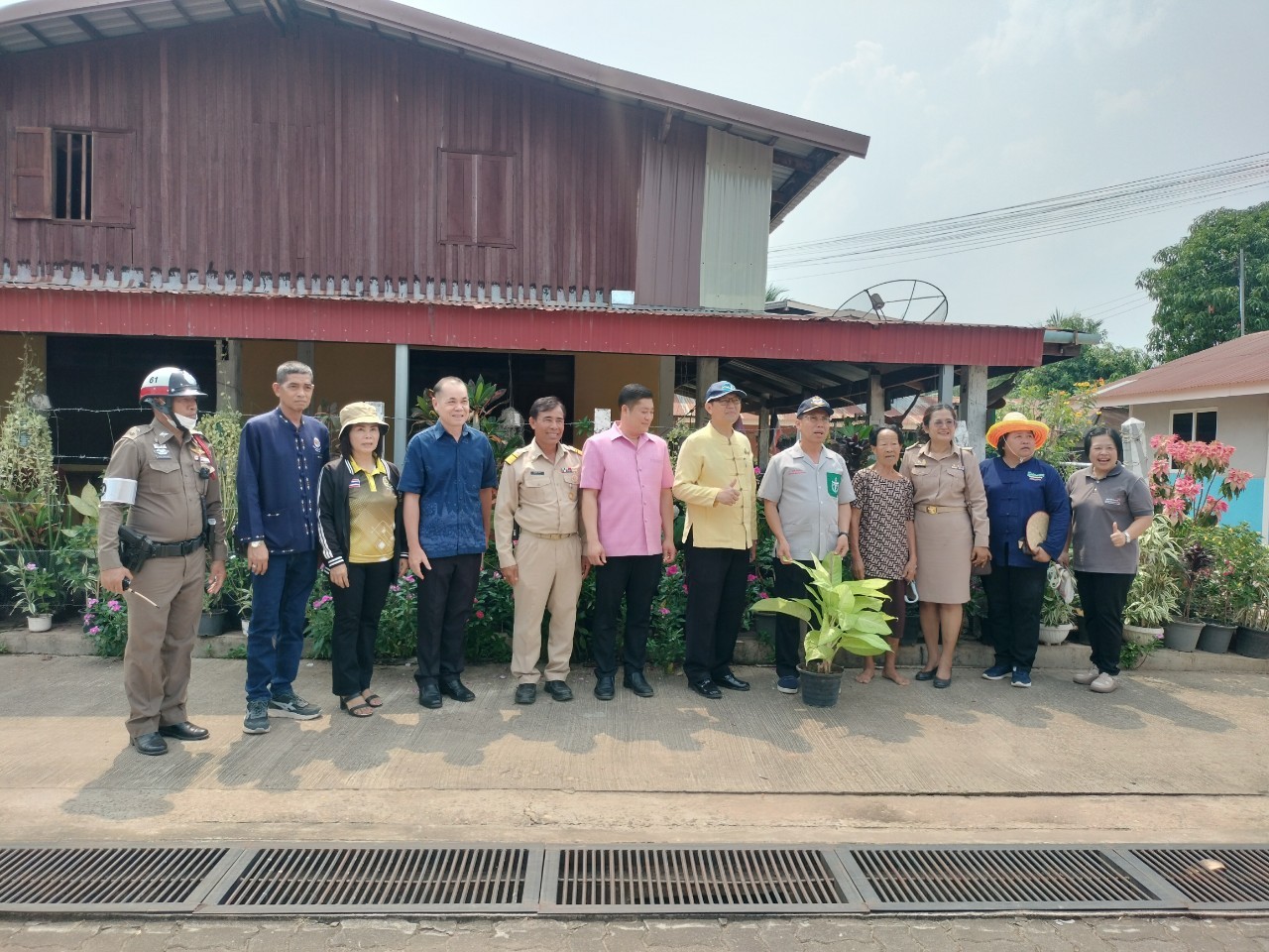 พ่อเมืองนครพนม   ลงพื้นที่ตรวจเยี่ยมการดำเนินโครงการหมู่บ้านยั่งยืน (Sustainable Village)พื้นที่อำเภอบ้านแพง