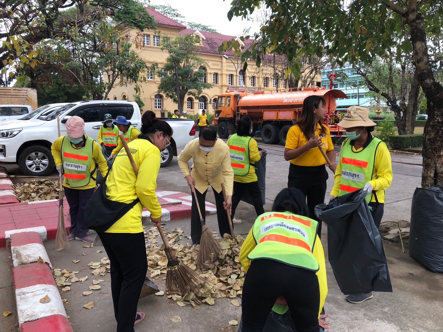 พช.นครพนม    ร่วมกิจกรรม Big Cleaning day ดำเนินการทำความสะอาด สร้างความเป็นระเบียบเรียบร้อยในบ้านเมือง ตามนโยบาย “หน้าบ้านน่ามอง นครพนมน่าอยู่”