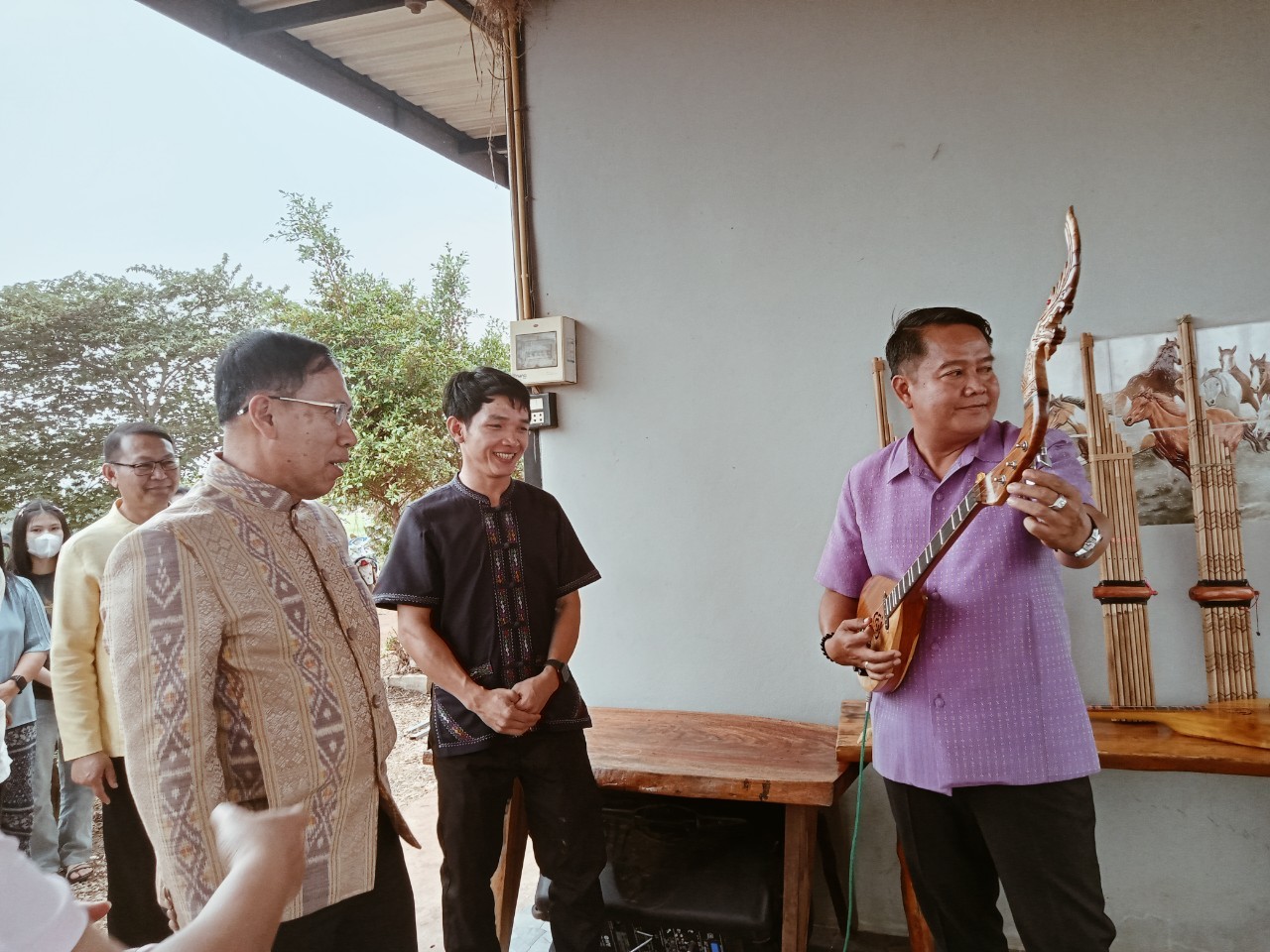 พ่อเมืองนครพนม    ลงพื้นที่ตรวจเยี่ยม หมู่บ้าน OTOP เพื่อการท่องเที่ยวบ้านท่าเรือ ตำบลท่าเรือ อำเภอนาหว้า จังหวัดนครพนม