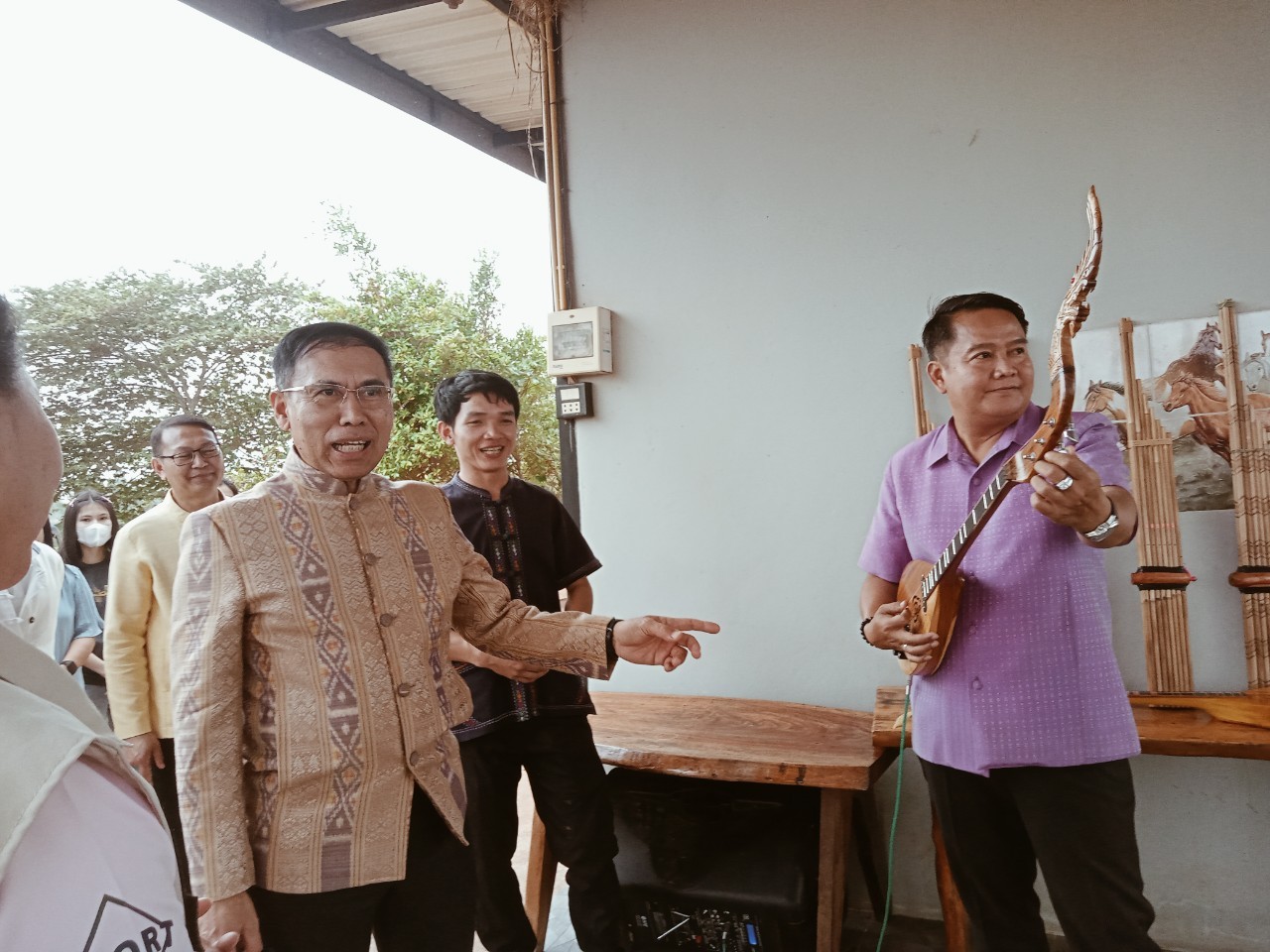 พ่อเมืองนครพนม    ลงพื้นที่ตรวจเยี่ยม หมู่บ้าน OTOP เพื่อการท่องเที่ยวบ้านท่าเรือ ตำบลท่าเรือ อำเภอนาหว้า จังหวัดนครพนม