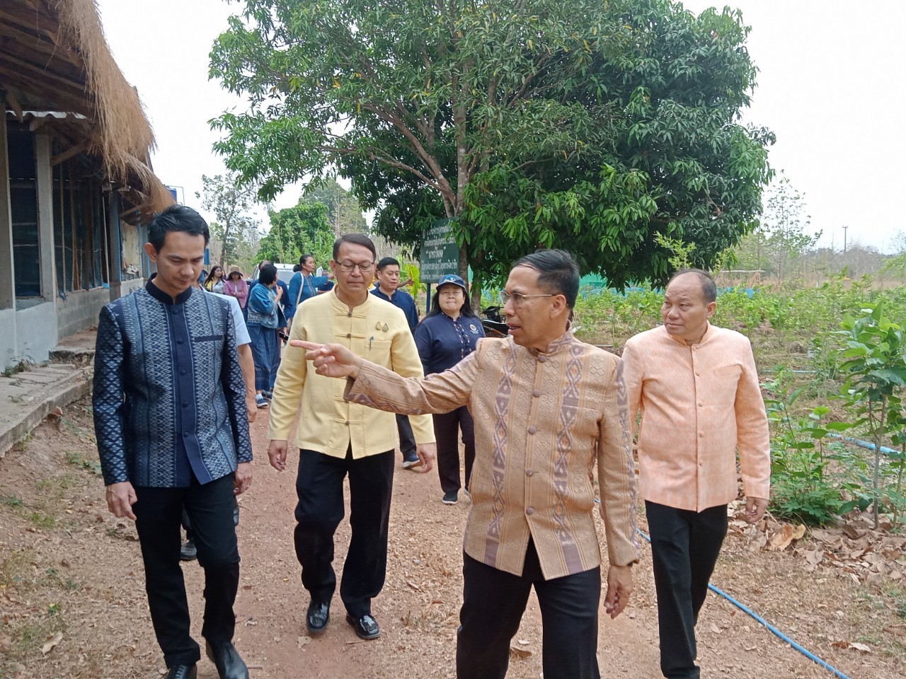 พ่อเมืองนครพนม    ลงพื้นที่ตรวจเยี่ยมการดำเนินกิจกรรมโรงเรือนเลี้ยงไหมและโรงเรือนองค์ความรู้หม่อนไหม แปลงฟื้นฟูการปลูกหม่อนเลี้ยงไหม ตามโครงการสืบสานพระราชปณิธาน “นาหว้าโมเดล” ในโอกาสครบรอบ 50  ปี โครงการศิลปาชีพ