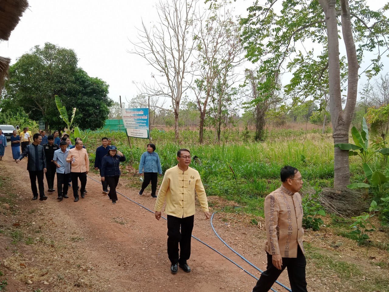 พ่อเมืองนครพนม    ลงพื้นที่ตรวจเยี่ยมการดำเนินกิจกรรมโรงเรือนเลี้ยงไหมและโรงเรือนองค์ความรู้หม่อนไหม แปลงฟื้นฟูการปลูกหม่อนเลี้ยงไหม ตามโครงการสืบสานพระราชปณิธาน “นาหว้าโมเดล” ในโอกาสครบรอบ 50  ปี โครงการศิลปาชีพ