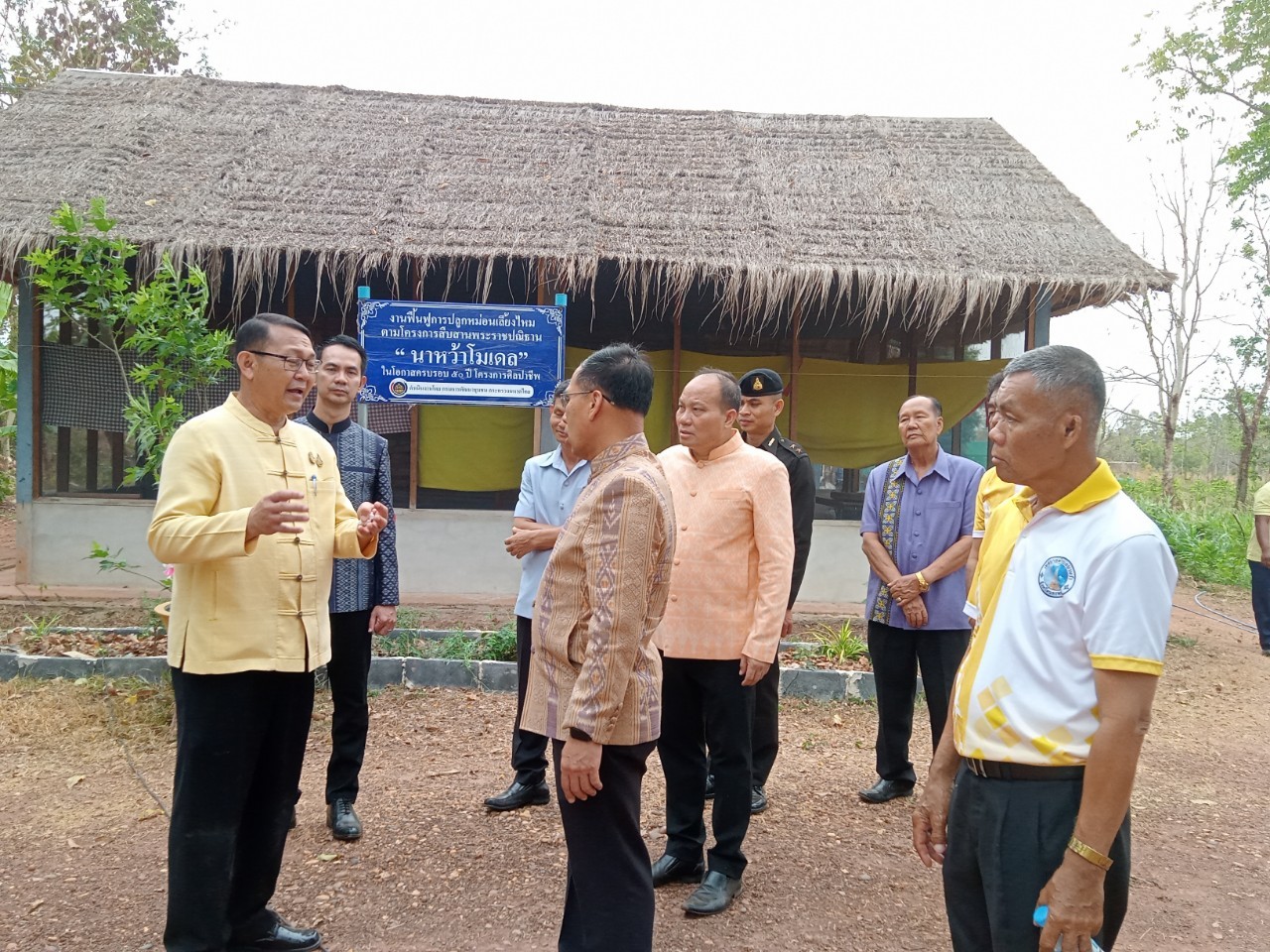 พ่อเมืองนครพนม    ลงพื้นที่ตรวจเยี่ยมการดำเนินกิจกรรมโรงเรือนเลี้ยงไหมและโรงเรือนองค์ความรู้หม่อนไหม แปลงฟื้นฟูการปลูกหม่อนเลี้ยงไหม ตามโครงการสืบสานพระราชปณิธาน “นาหว้าโมเดล” ในโอกาสครบรอบ 50  ปี โครงการศิลปาชีพ