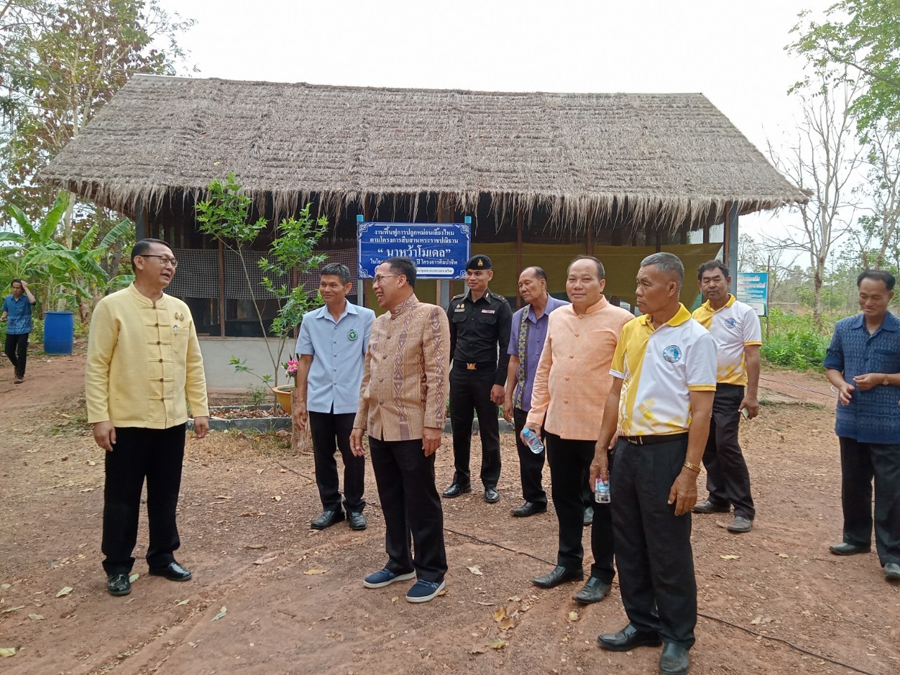 พ่อเมืองนครพนม    ลงพื้นที่ตรวจเยี่ยมการดำเนินกิจกรรมโรงเรือนเลี้ยงไหมและโรงเรือนองค์ความรู้หม่อนไหม แปลงฟื้นฟูการปลูกหม่อนเลี้ยงไหม ตามโครงการสืบสานพระราชปณิธาน “นาหว้าโมเดล” ในโอกาสครบรอบ 50  ปี โครงการศิลปาชีพ