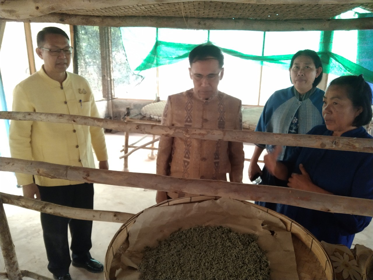 พ่อเมืองนครพนม    ลงพื้นที่ตรวจเยี่ยมการดำเนินกิจกรรมโรงเรือนเลี้ยงไหมและโรงเรือนองค์ความรู้หม่อนไหม แปลงฟื้นฟูการปลูกหม่อนเลี้ยงไหม ตามโครงการสืบสานพระราชปณิธาน “นาหว้าโมเดล” ในโอกาสครบรอบ 50  ปี โครงการศิลปาชีพ