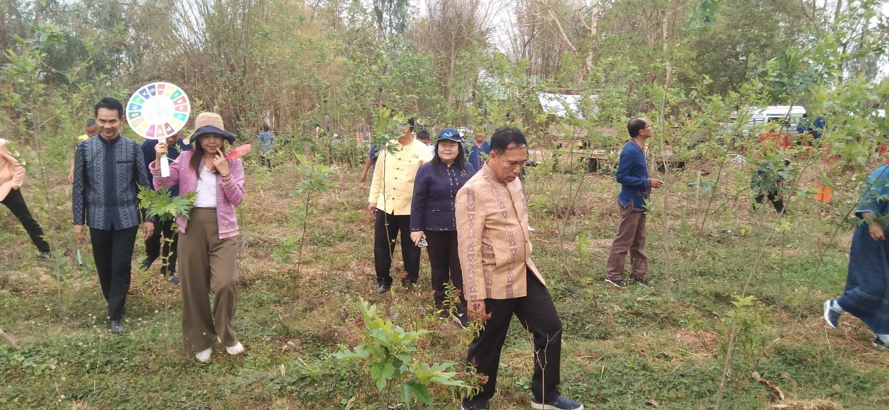 พ่อเมืองนครพนม    ลงพื้นที่ตรวจเยี่ยมการดำเนินกิจกรรมโรงเรือนเลี้ยงไหมและโรงเรือนองค์ความรู้หม่อนไหม แปลงฟื้นฟูการปลูกหม่อนเลี้ยงไหม ตามโครงการสืบสานพระราชปณิธาน “นาหว้าโมเดล” ในโอกาสครบรอบ 50  ปี โครงการศิลปาชีพ
