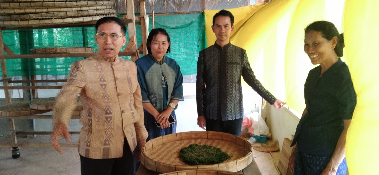 พ่อเมืองนครพนม    ลงพื้นที่ตรวจเยี่ยมการดำเนินกิจกรรมโรงเรือนเลี้ยงไหมและโรงเรือนองค์ความรู้หม่อนไหม แปลงฟื้นฟูการปลูกหม่อนเลี้ยงไหม ตามโครงการสืบสานพระราชปณิธาน “นาหว้าโมเดล” ในโอกาสครบรอบ 50  ปี โครงการศิลปาชีพ