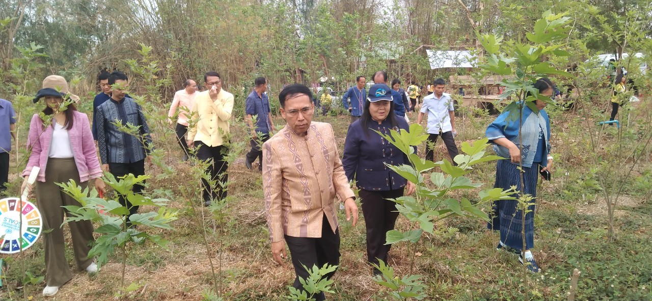 พ่อเมืองนครพนม    ลงพื้นที่ตรวจเยี่ยมการดำเนินกิจกรรมโรงเรือนเลี้ยงไหมและโรงเรือนองค์ความรู้หม่อนไหม แปลงฟื้นฟูการปลูกหม่อนเลี้ยงไหม ตามโครงการสืบสานพระราชปณิธาน “นาหว้าโมเดล” ในโอกาสครบรอบ 50  ปี โครงการศิลปาชีพ