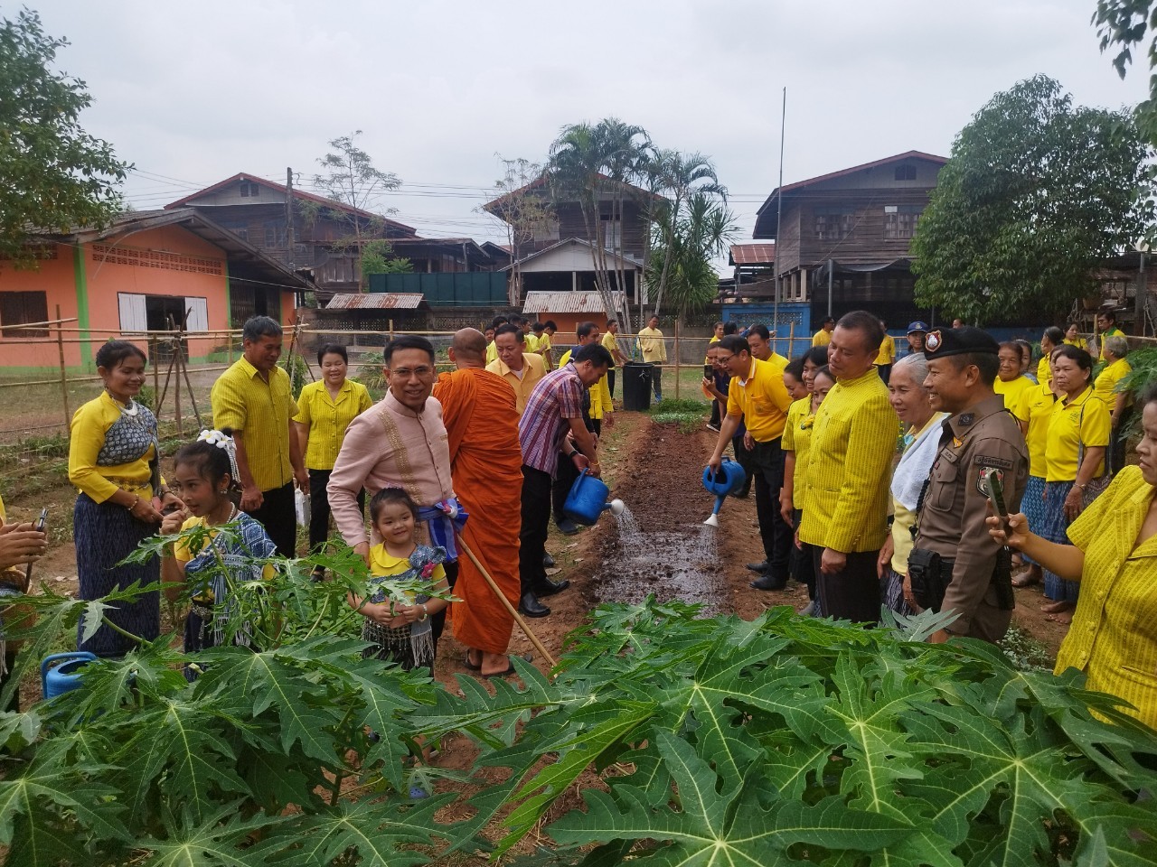 ผู้ว่าฯนครพนม   ลงพื้นที่ติดตามการน้อมนำแนวพระราชดำริของสมเด็จพระกนิษฐาธิราชเจ้า กรมสมเด็จพระเทพรัตนราชสุดาฯ สยามบรมราชกุมารี สู่ปฏิบัติการปลูกพืชผักสวนครัว เพื่อสร้างความมั่นคงทางอาหารและการดำเนินงานพัฒนาหมู่บ้านยั่งยืน ประจำปีงบประมาณ พ.ศ.2567 อำเภอนาแก จังหวัดนครพนม