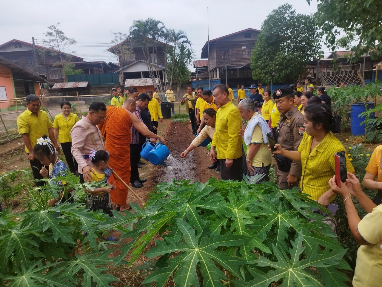 ผู้ว่าฯนครพนม   ลงพื้นที่ติดตามการน้อมนำแนวพระราชดำริของสมเด็จพระกนิษฐาธิราชเจ้า กรมสมเด็จพระเทพรัตนราชสุดาฯ สยามบรมราชกุมารี สู่ปฏิบัติการปลูกพืชผักสวนครัว เพื่อสร้างความมั่นคงทางอาหารและการดำเนินงานพัฒนาหมู่บ้านยั่งยืน ประจำปีงบประมาณ พ.ศ.2567 อำเภอนาแก จังหวัดนครพนม
