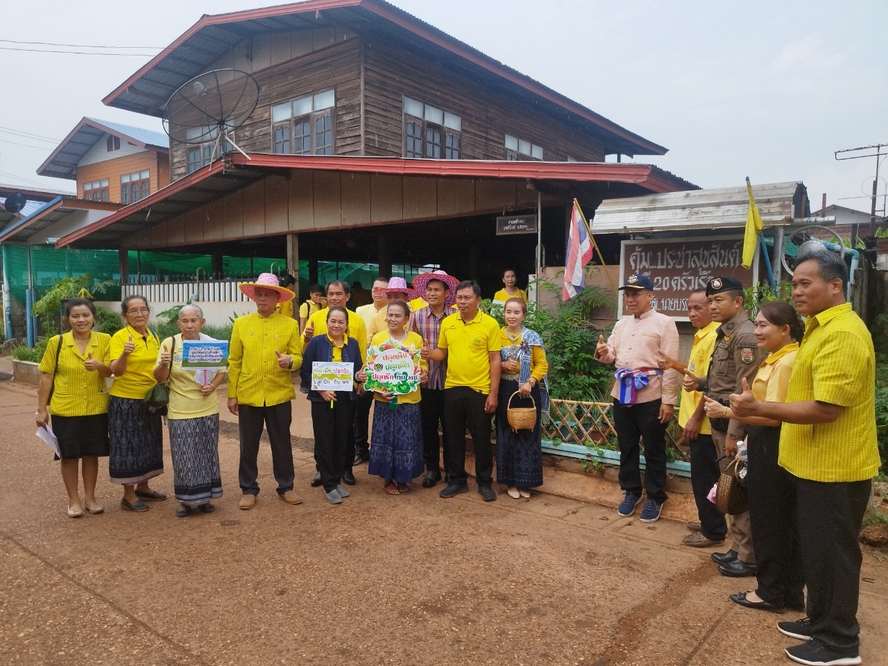 ผู้ว่าฯนครพนม   ลงพื้นที่ติดตามการน้อมนำแนวพระราชดำริของสมเด็จพระกนิษฐาธิราชเจ้า กรมสมเด็จพระเทพรัตนราชสุดาฯ สยามบรมราชกุมารี สู่ปฏิบัติการปลูกพืชผักสวนครัว เพื่อสร้างความมั่นคงทางอาหารและการดำเนินงานพัฒนาหมู่บ้านยั่งยืน ประจำปีงบประมาณ พ.ศ.2567 อำเภอนาแก จังหวัดนครพนม